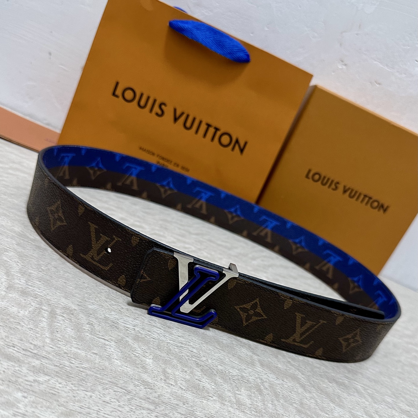 LV 宽4.0cm 双面腰带将两式经典融于一处。Monogram 印花瞩目放大，与焕新 Monogram