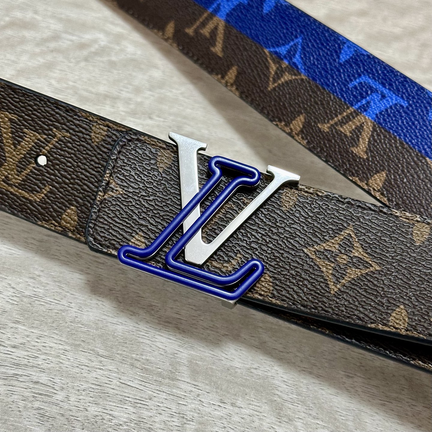 LV 宽4.0cm 双面腰带将两式经典融于一处。Monogram 印花瞩目放大，与焕新 Monogram