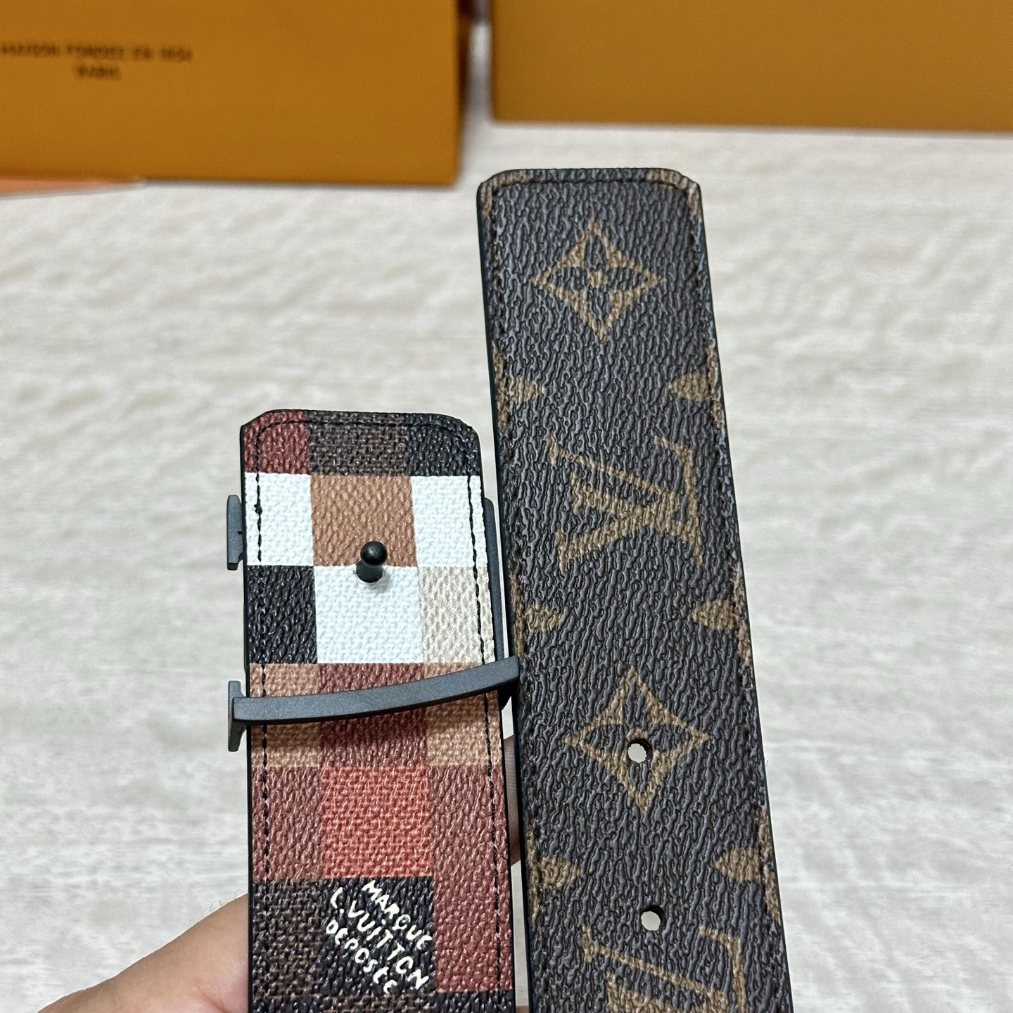 LV 宽4.0cm 双面腰带将两式经典融于一处。Monogram 印花瞩目放大，与焕新 Monogram