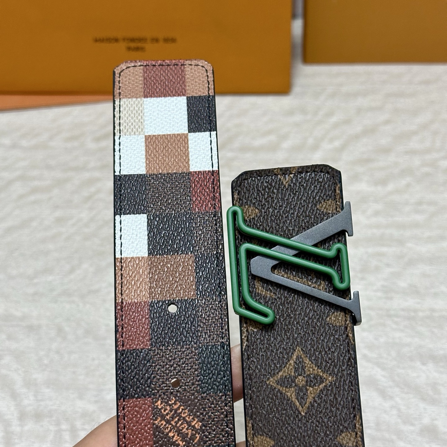 LV 宽4.0cm 双面腰带将两式经典融于一处。Monogram 印花瞩目放大，与焕新 Monogram