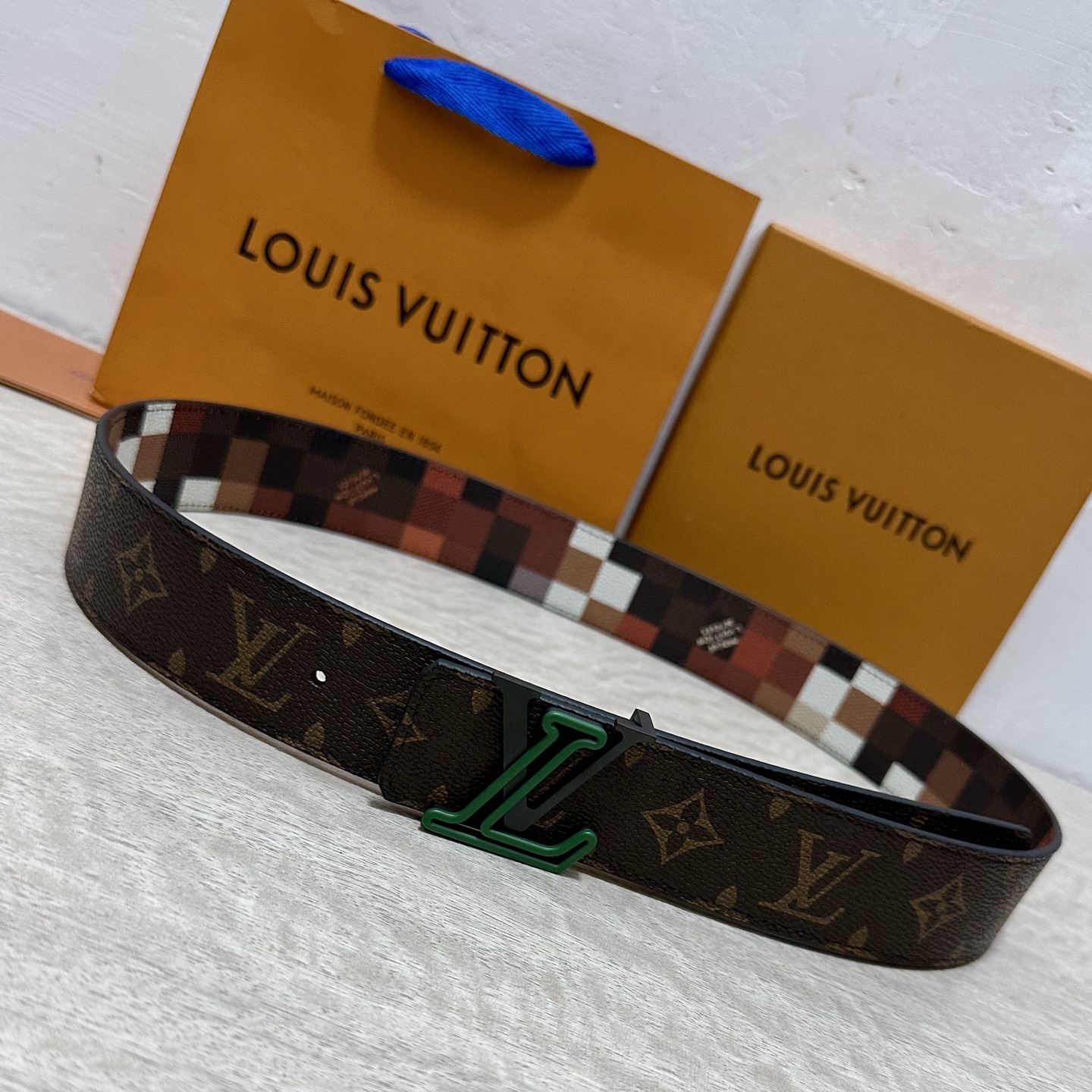 LV 宽4.0cm 双面腰带将两式经典融于一处。Monogram 印花瞩目放大，与焕新 Monogram