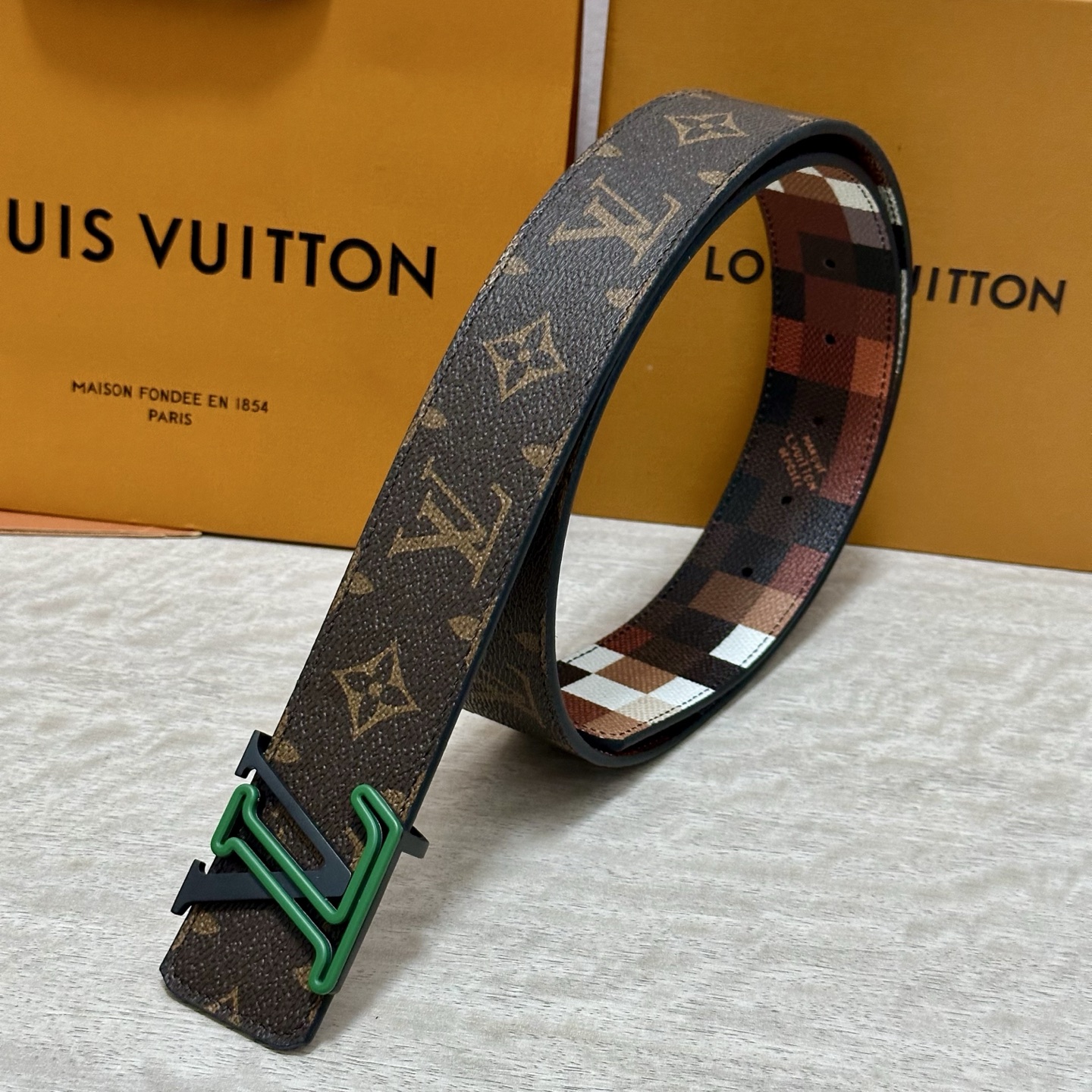 LV 宽4.0cm 双面腰带将两式经典融于一处。Monogram 印花瞩目放大，与焕新 Monogram