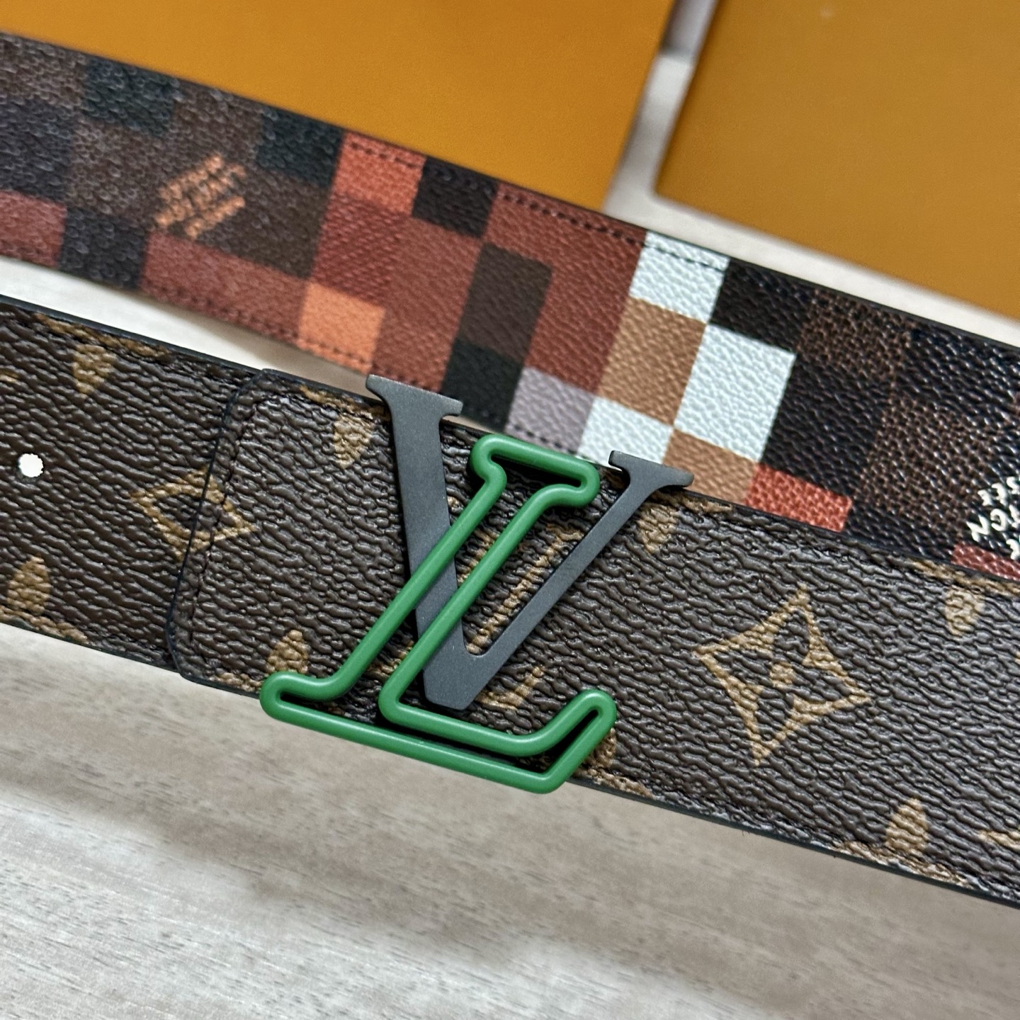 LV 宽4.0cm 双面腰带将两式经典融于一处。Monogram 印花瞩目放大，与焕新 Monogram