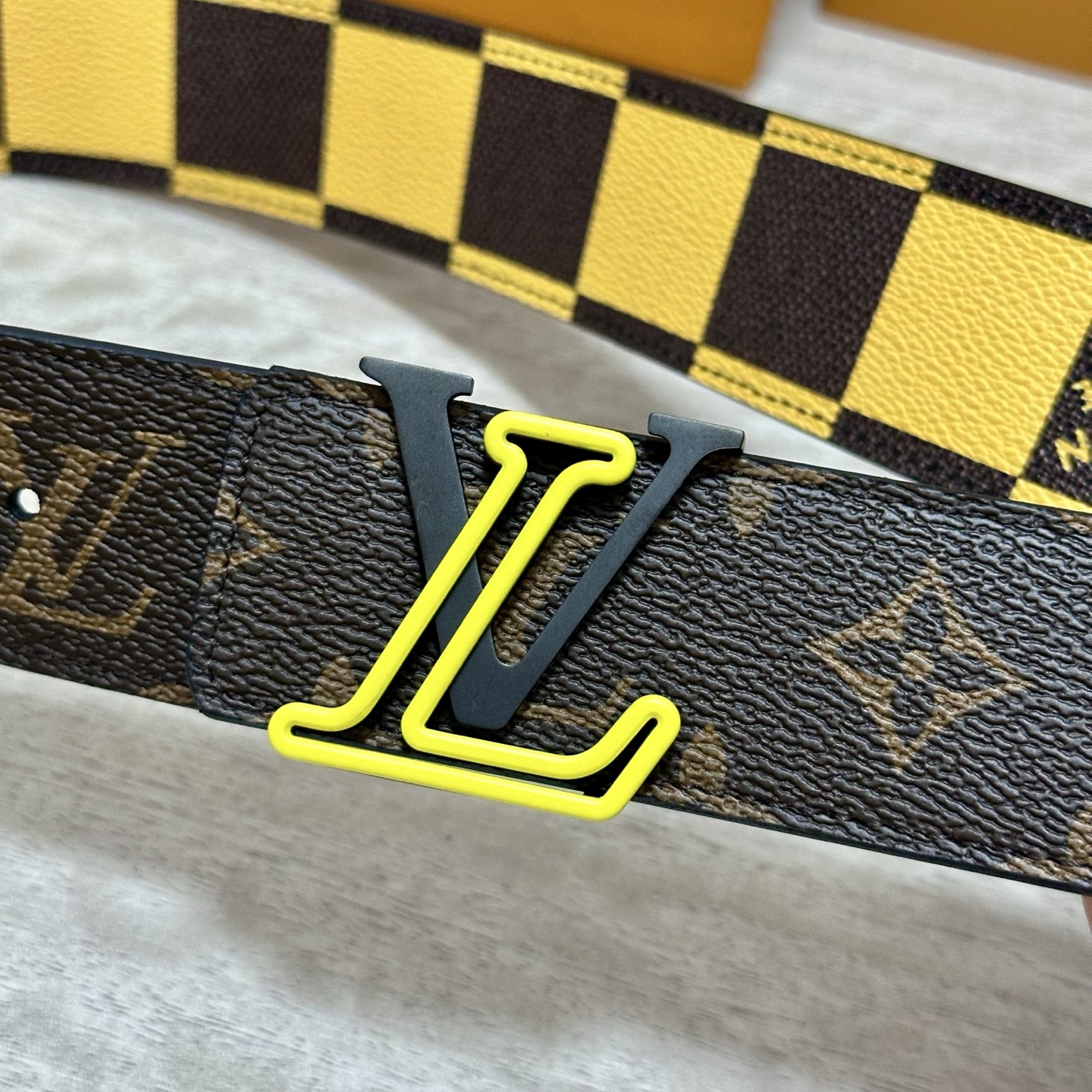 LV 宽4.0cm 双面腰带将两式经典融于一处。Monogram 印花瞩目放大，与焕新 Monogram