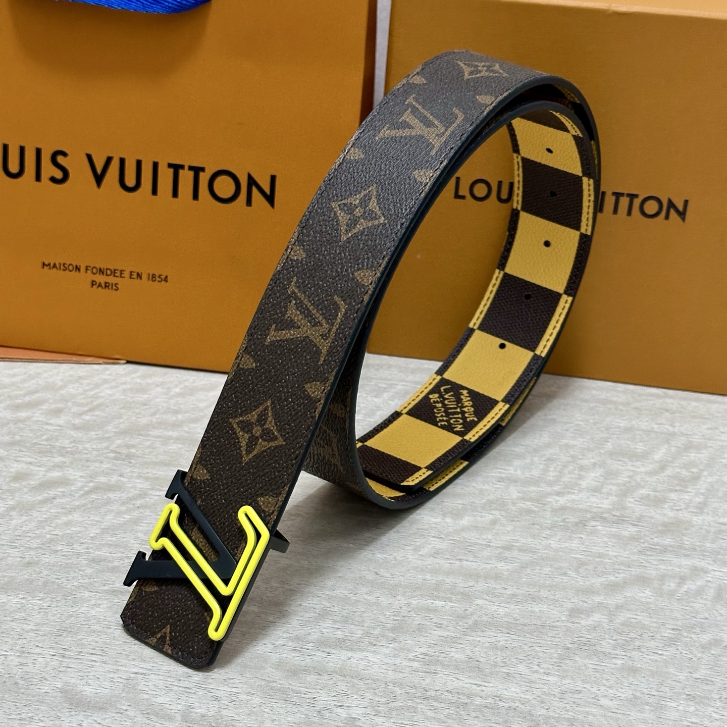 LV 宽4.0cm 双面腰带将两式经典融于一处。Monogram 印花瞩目放大，与焕新 Monogram