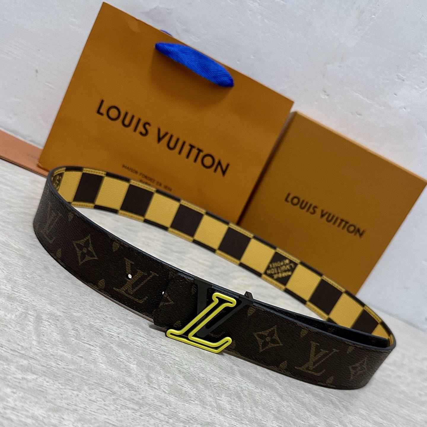 LV 宽4.0cm 双面腰带将两式经典融于一处。Monogram 印花瞩目放大，与焕新 Monogram