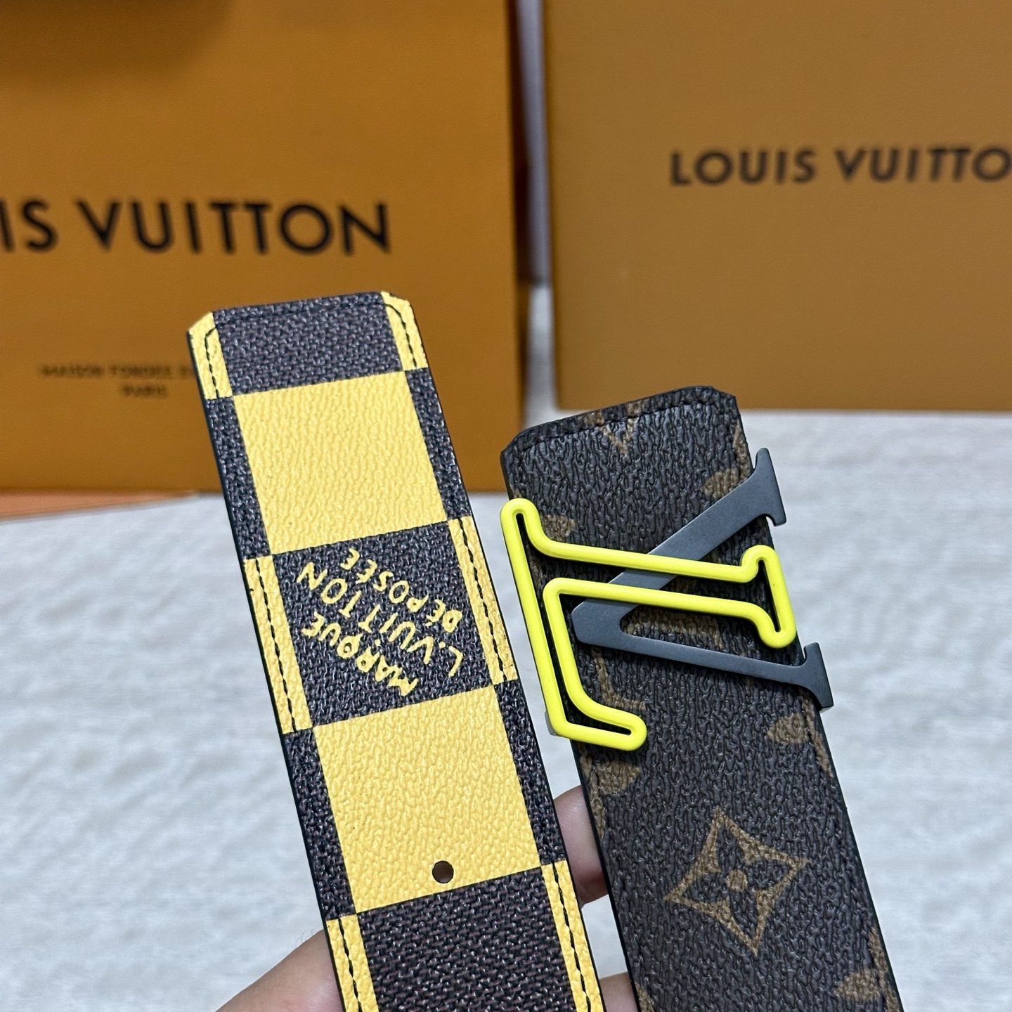 LV 宽4.0cm 双面腰带将两式经典融于一处。Monogram 印花瞩目放大，与焕新 Monogram