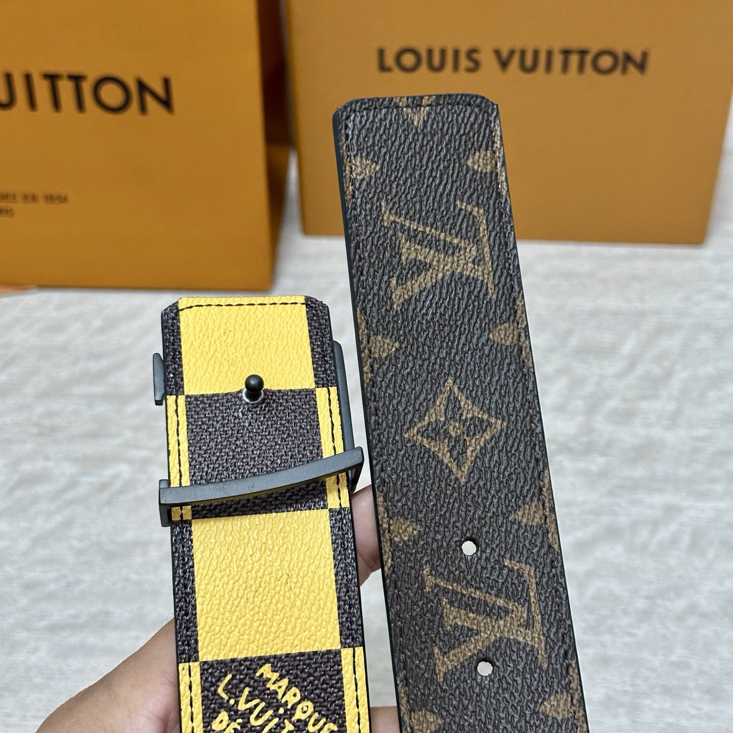 LV 宽4.0cm 双面腰带将两式经典融于一处。Monogram 印花瞩目放大，与焕新 Monogram