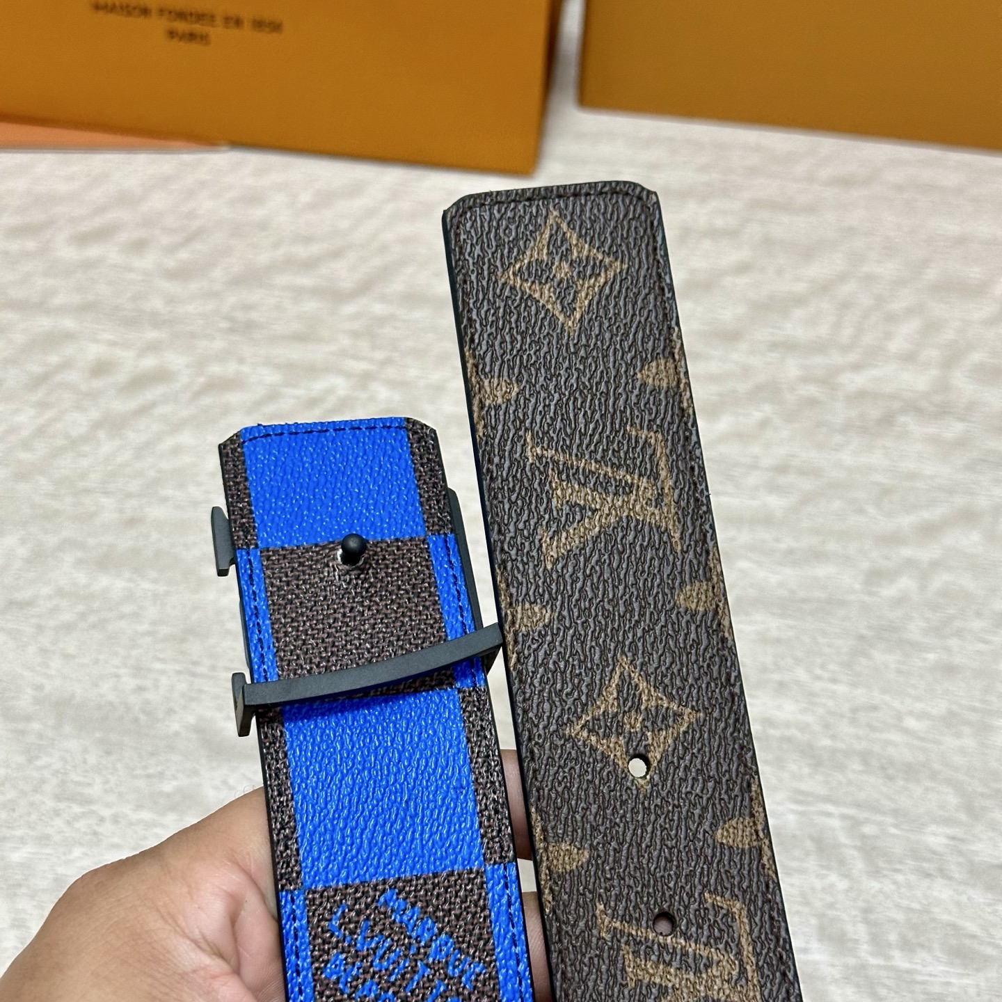 LV 宽4.0cm 双面腰带将两式经典融于一处。Monogram 印花瞩目放大，与焕新 Monogram