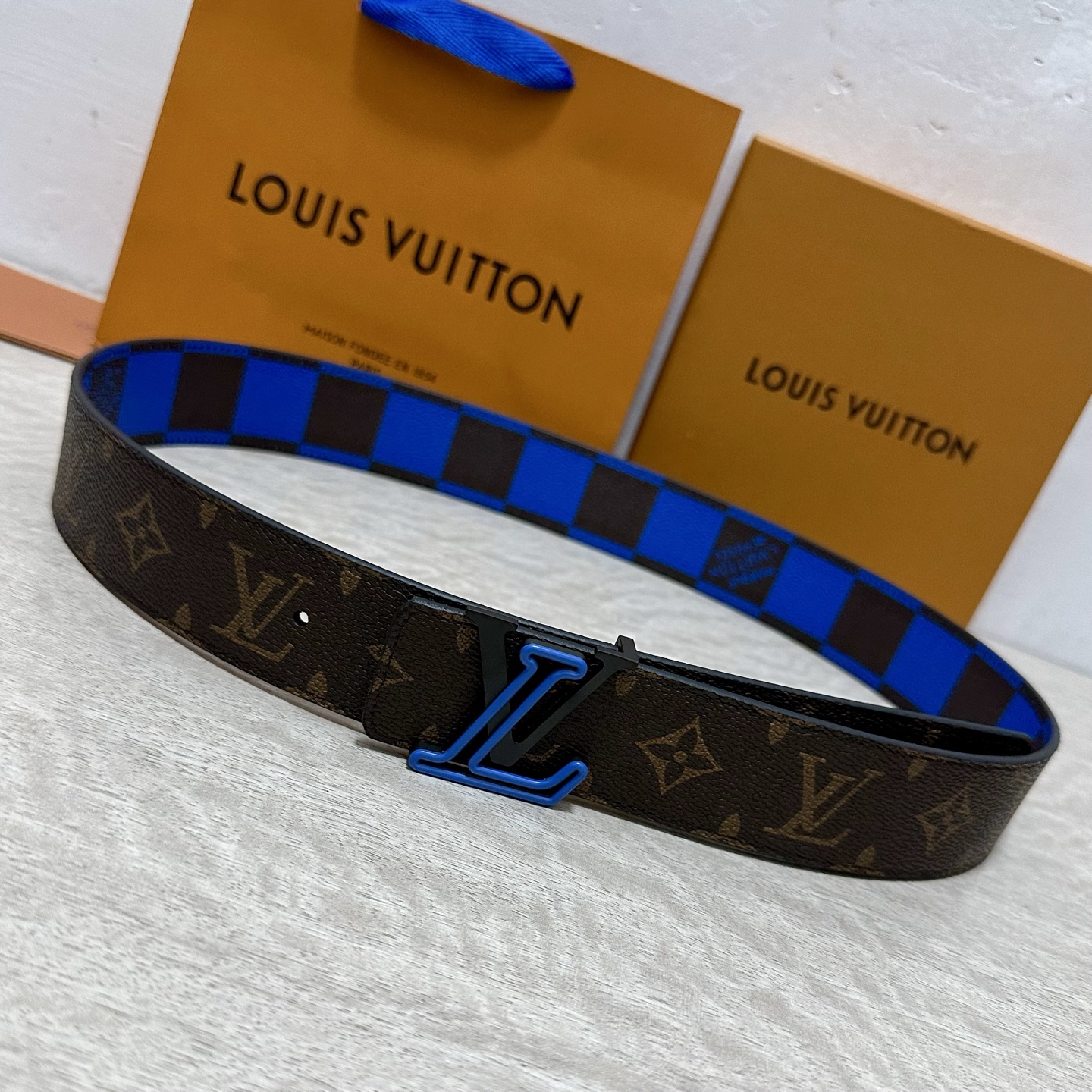 LV 宽4.0cm 双面腰带将两式经典融于一处。Monogram 印花瞩目放大，与焕新 Monogram