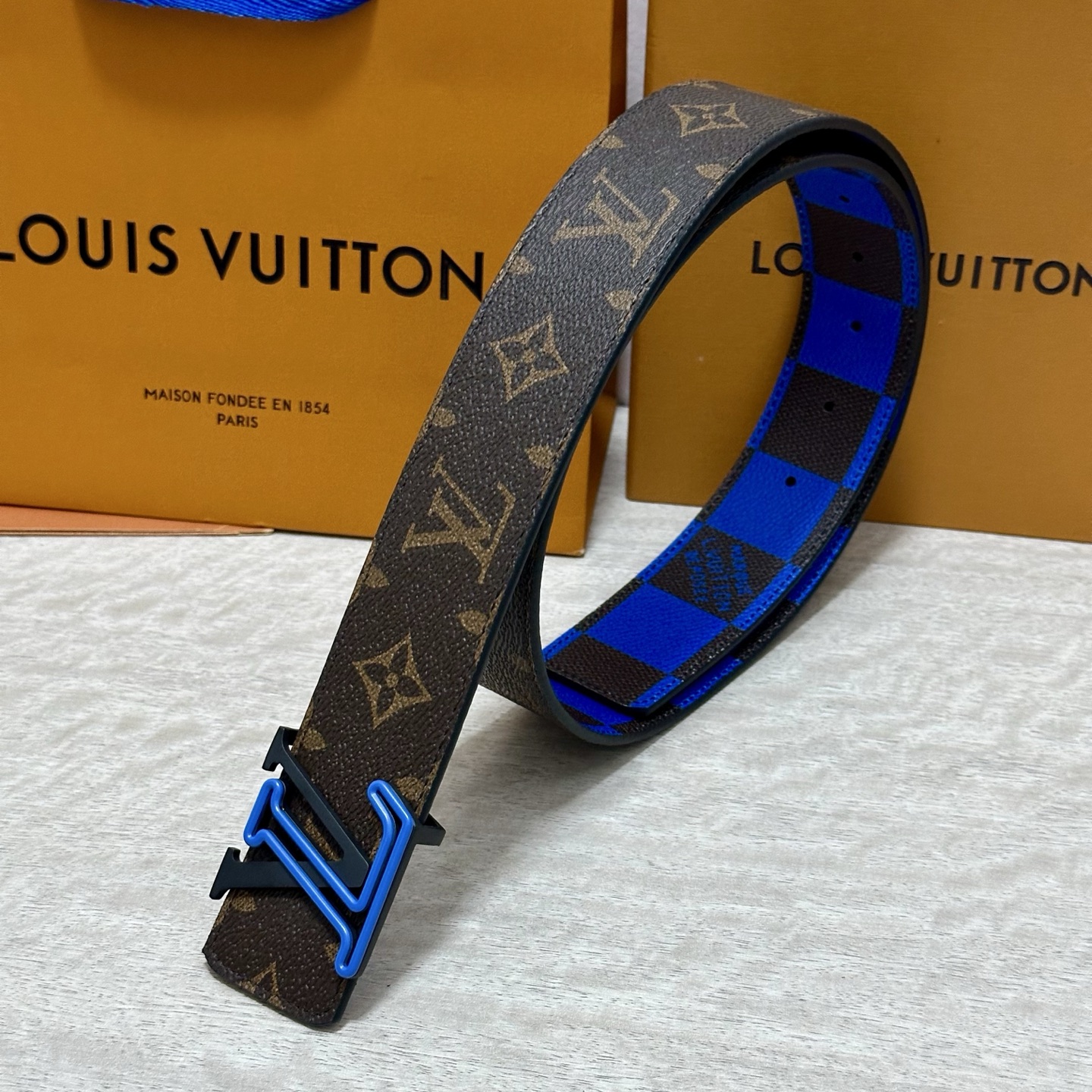 LV 宽4.0cm 双面腰带将两式经典融于一处。Monogram 印花瞩目放大，与焕新 Monogram