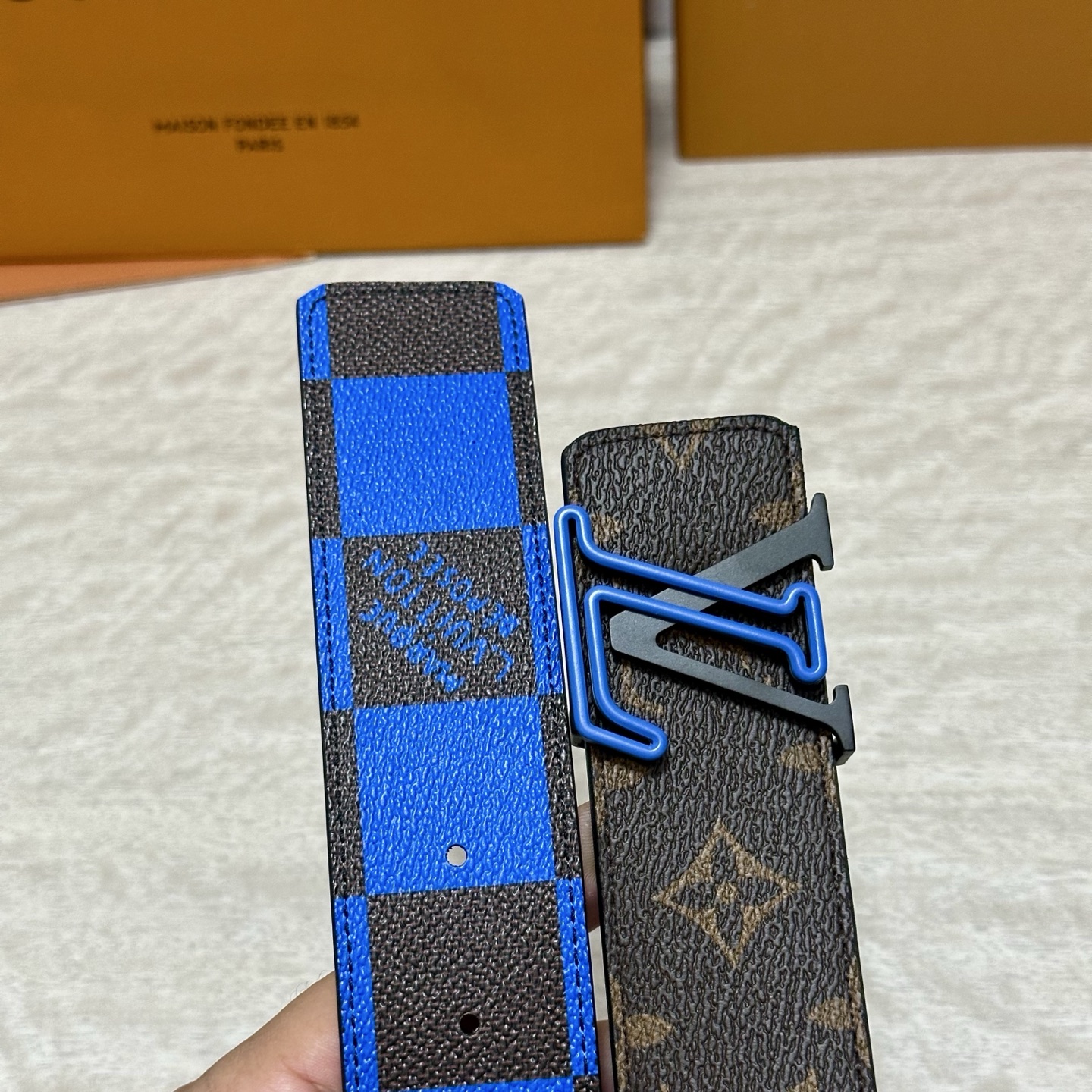 LV 宽4.0cm 双面腰带将两式经典融于一处。Monogram 印花瞩目放大，与焕新 Monogram