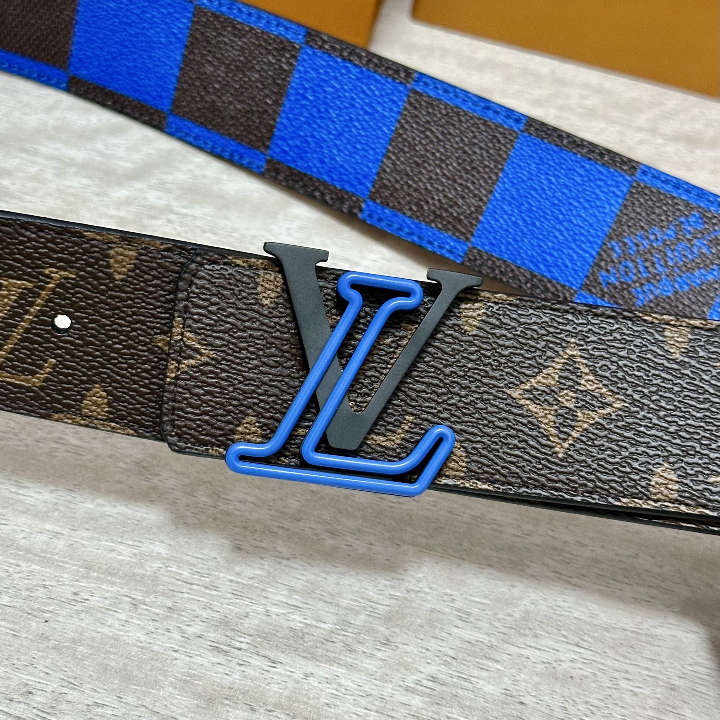 LV 宽4.0cm 双面腰带将两式经典融于一处。Monogram 印花瞩目放大，与焕新 Monogram
