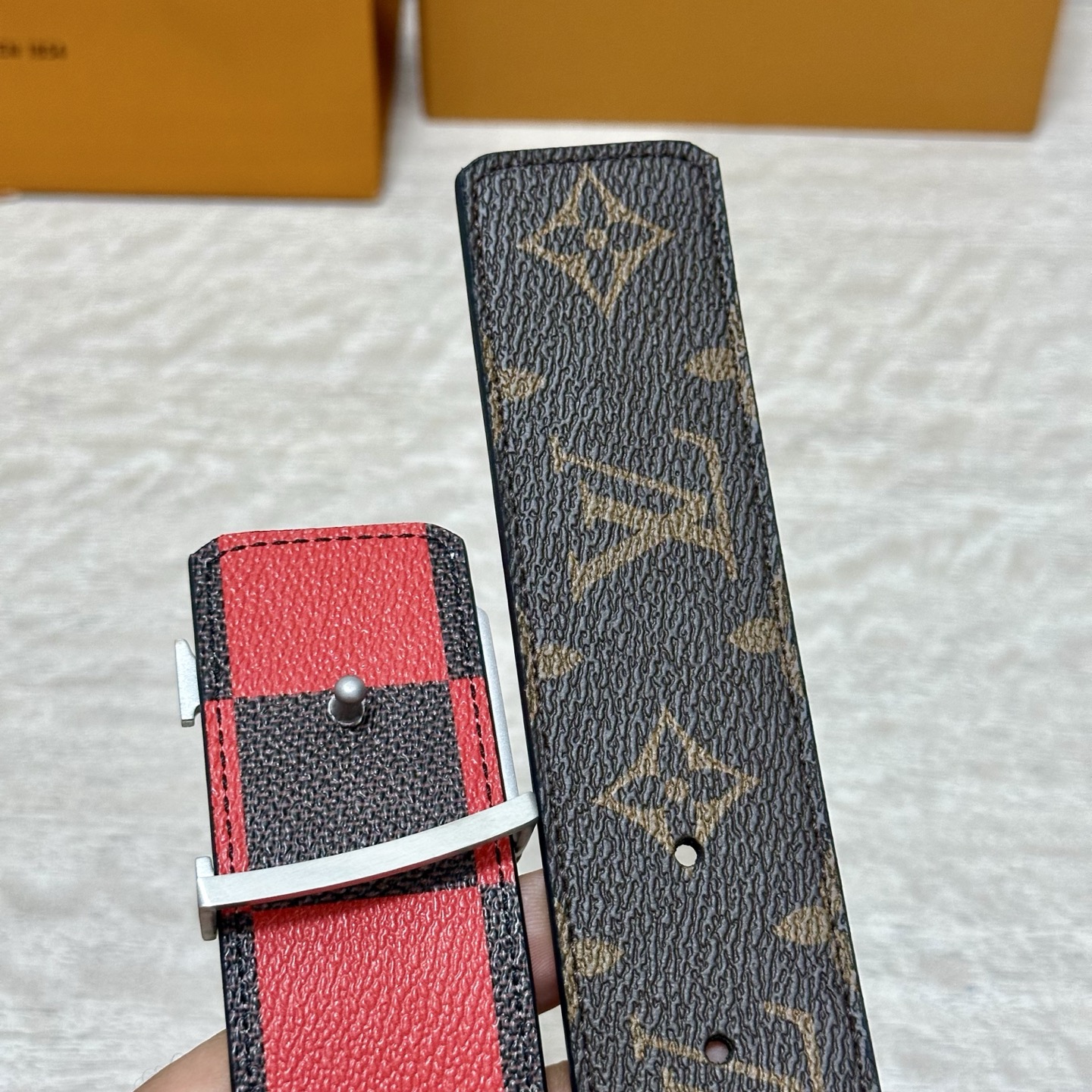 LV 宽4.0cm 双面腰带将两式经典融于一处。Monogram 印花瞩目放大，与焕新 Monogram