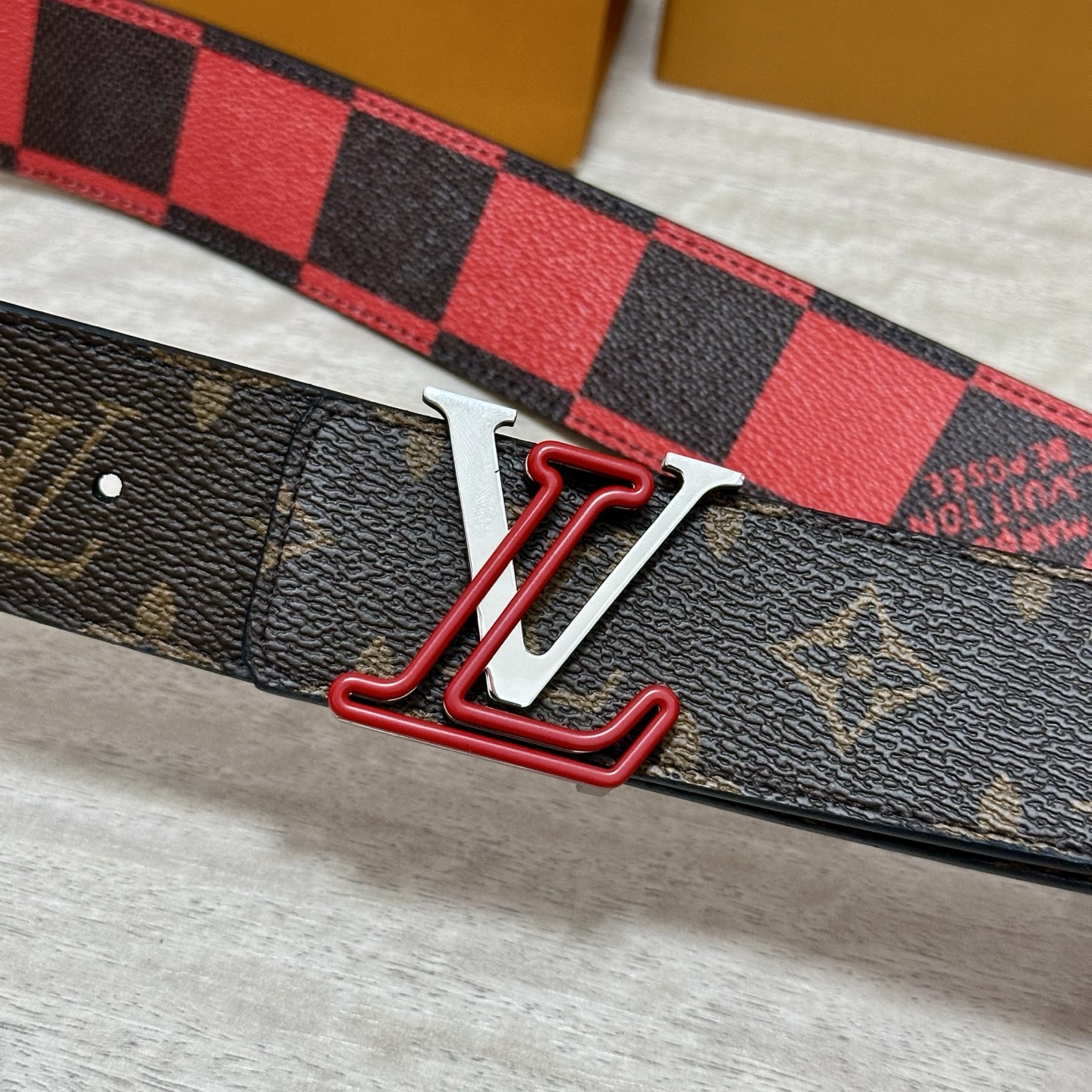 LV 宽4.0cm 双面腰带将两式经典融于一处。Monogram 印花瞩目放大，与焕新 Monogram