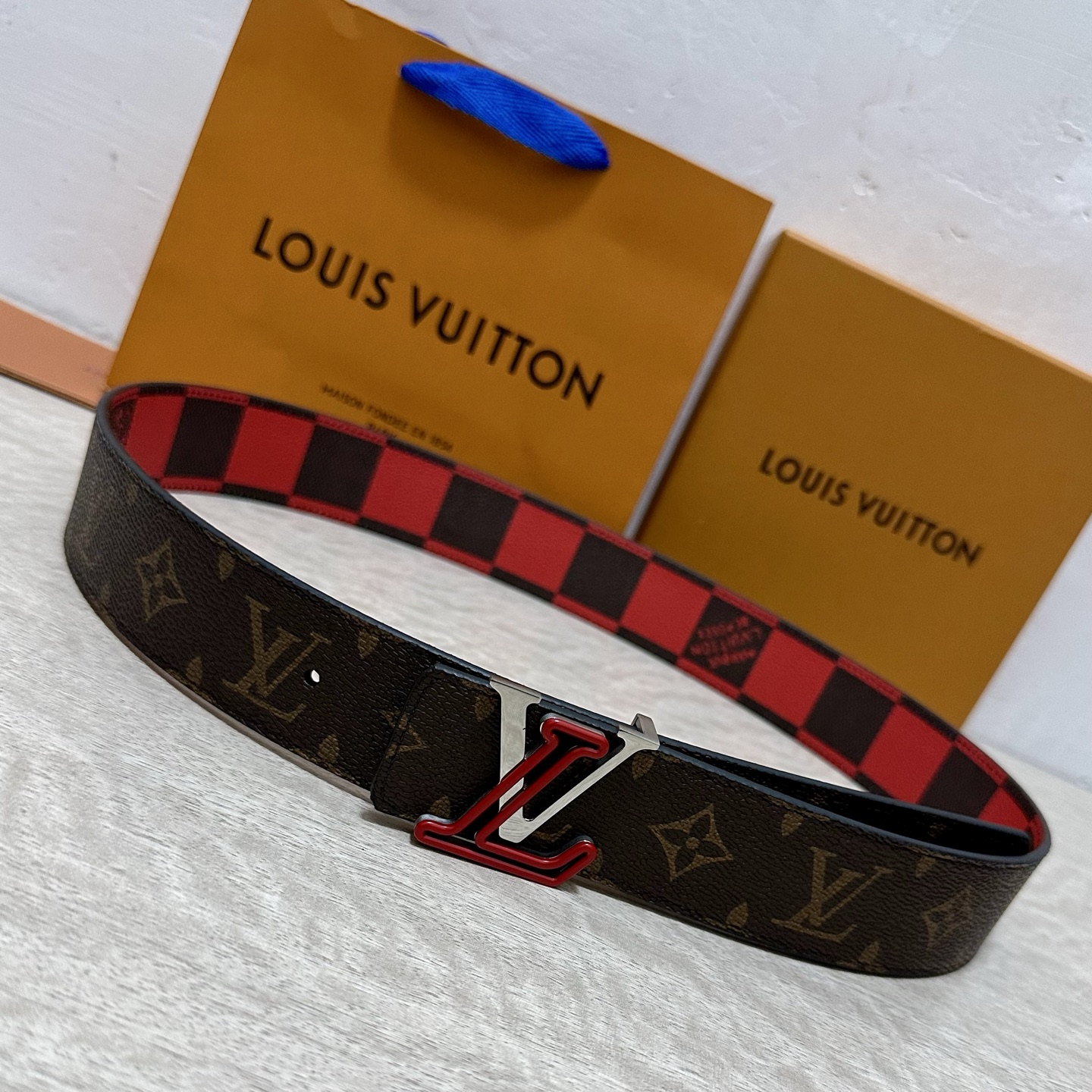 LV 宽4.0cm 双面腰带将两式经典融于一处。Monogram 印花瞩目放大，与焕新 Monogram