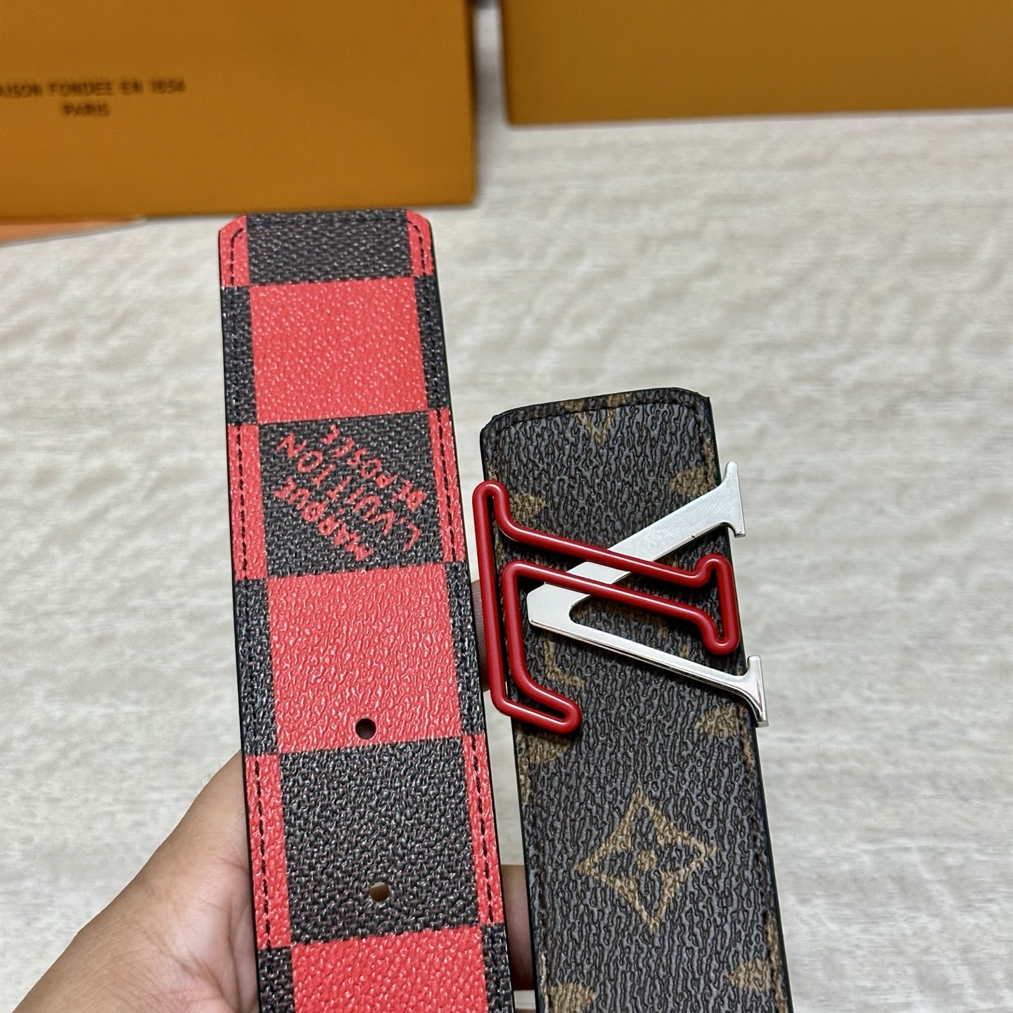 LV 宽4.0cm 双面腰带将两式经典融于一处。Monogram 印花瞩目放大，与焕新 Monogram