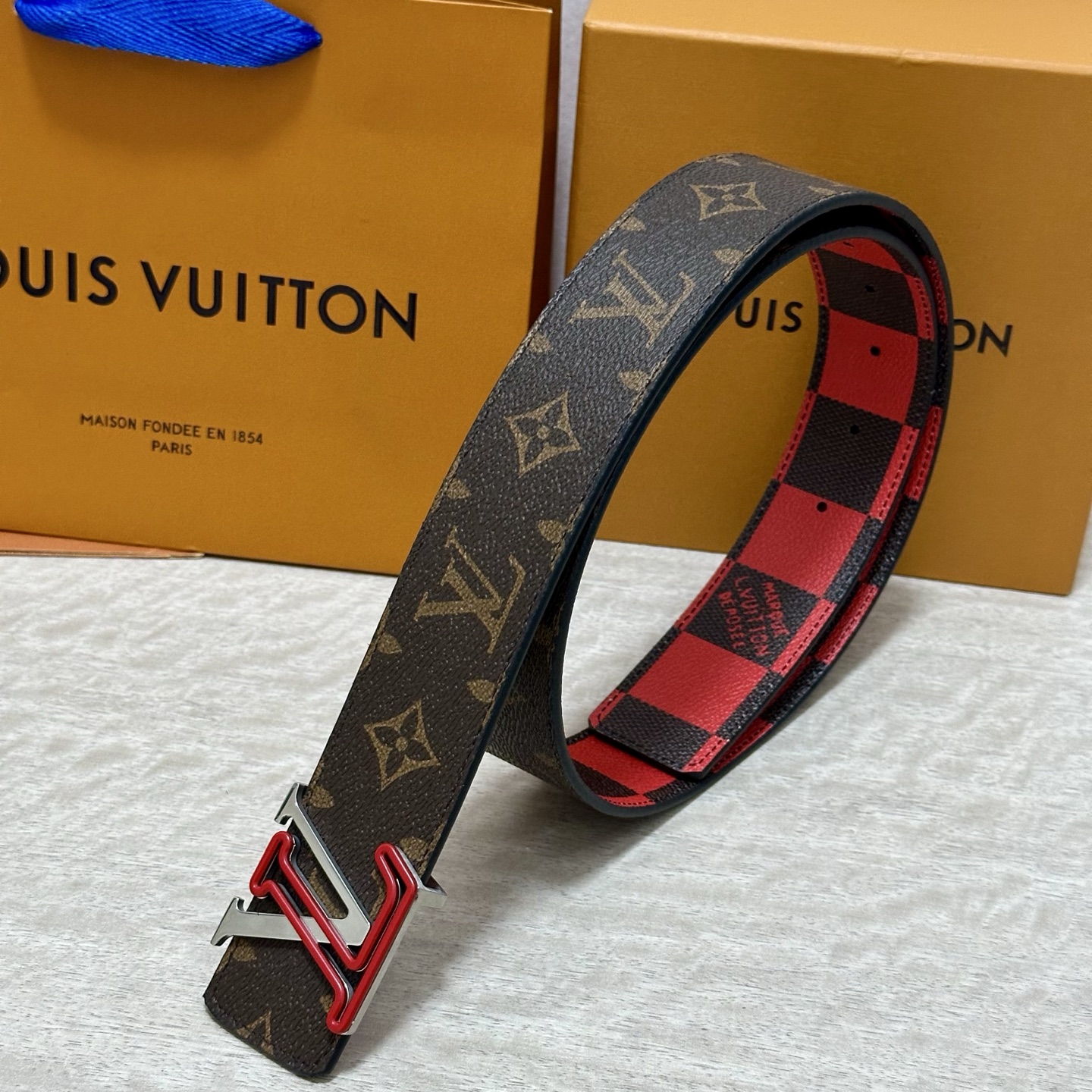 LV 宽4.0cm 双面腰带将两式经典融于一处。Monogram 印花瞩目放大，与焕新 Monogram