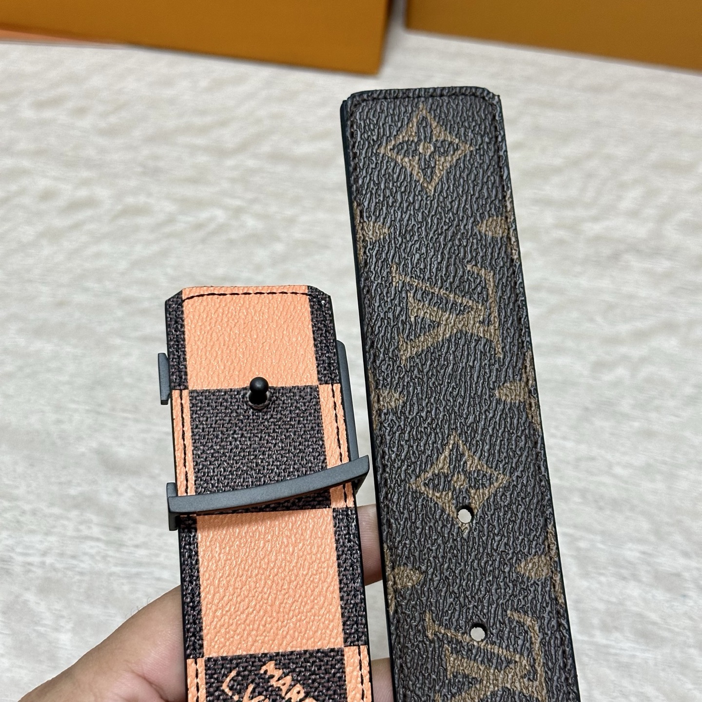LV 宽4.0cm 双面腰带将两式经典融于一处。Monogram 印花瞩目放大，与焕新 Monogram