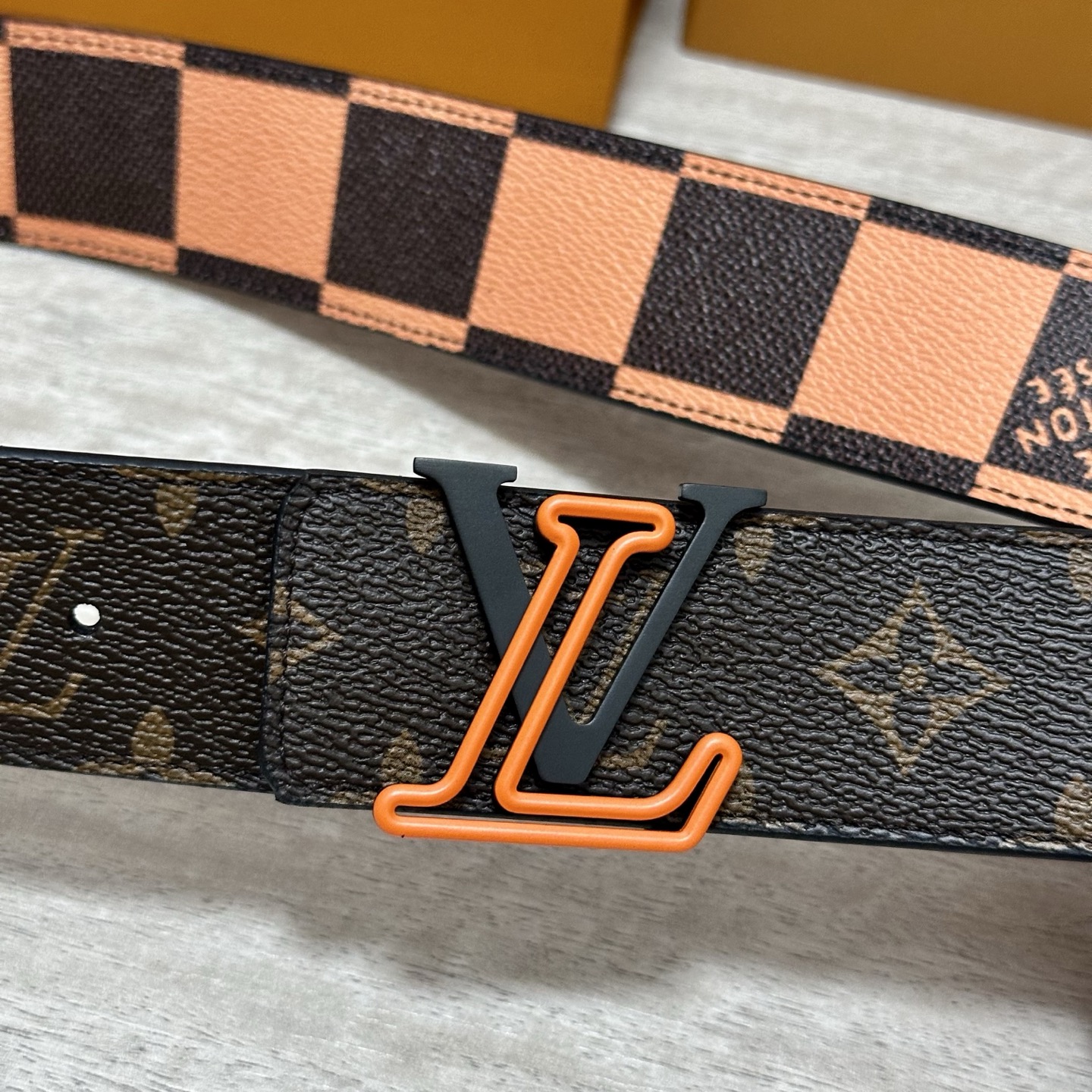 LV 宽4.0cm 双面腰带将两式经典融于一处。Monogram 印花瞩目放大，与焕新 Monogram