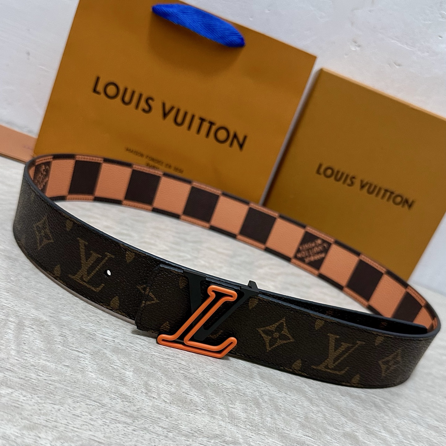 LV 宽4.0cm 双面腰带将两式经典融于一处。Monogram 印花瞩目放大，与焕新 Monogram