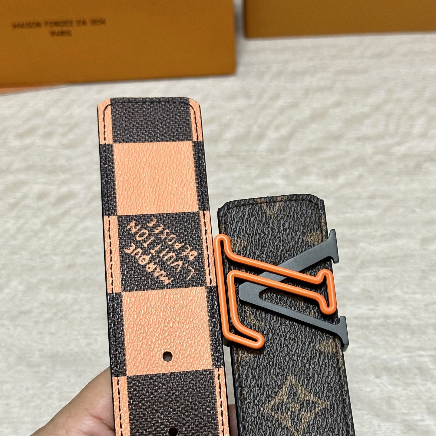 LV 宽4.0cm 双面腰带将两式经典融于一处。Monogram 印花瞩目放大，与焕新 Monogram