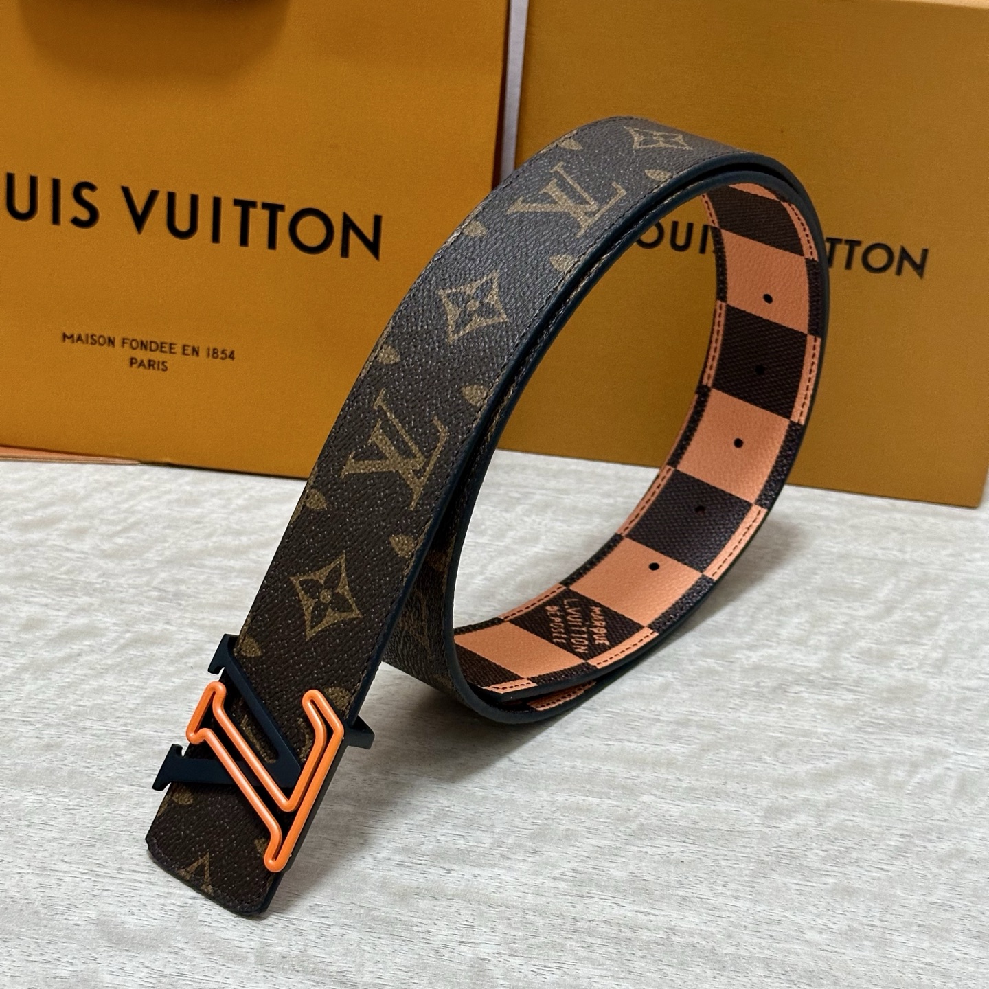LV 宽4.0cm 双面腰带将两式经典融于一处。Monogram 印花瞩目放大，与焕新 Monogram