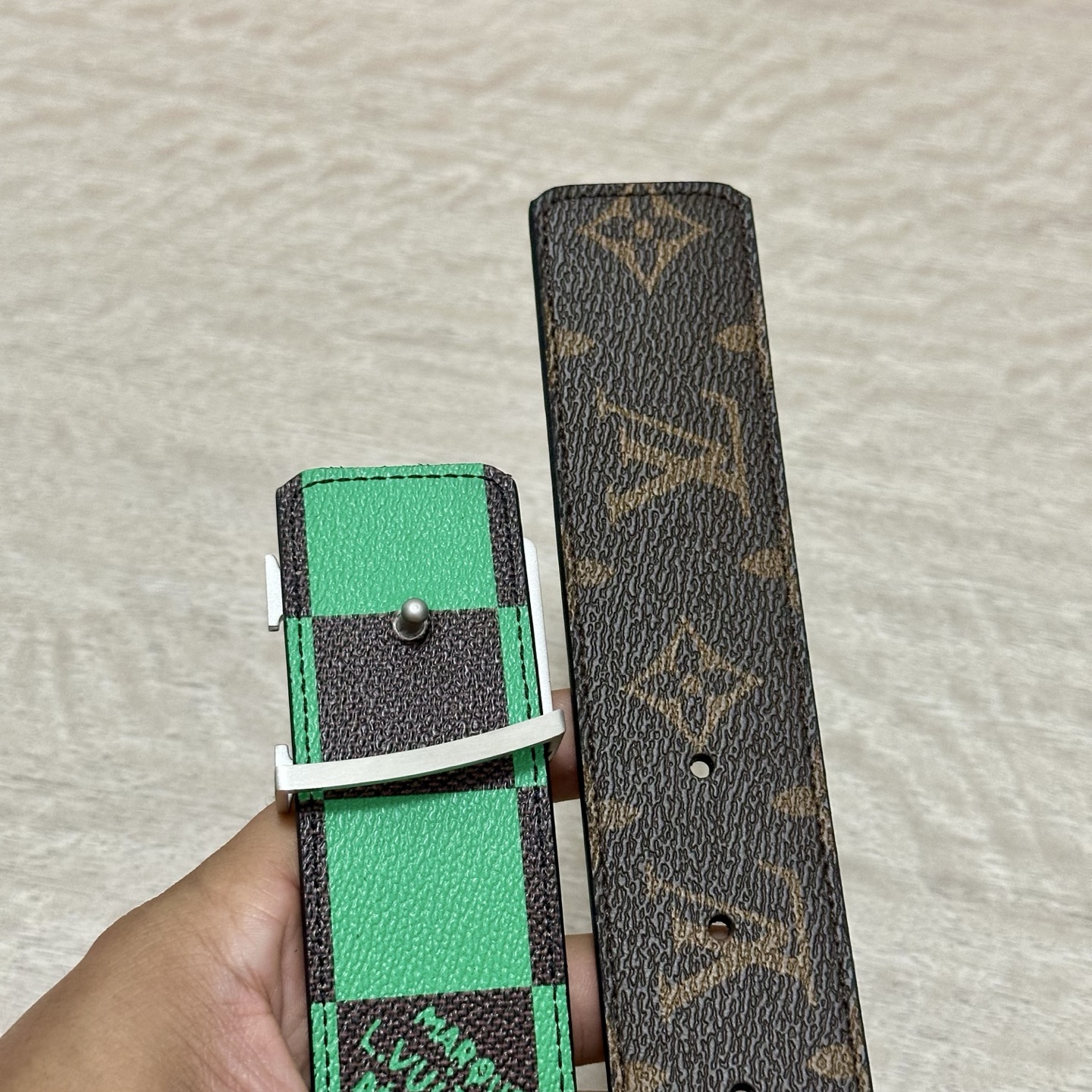 LV 宽4.0cm 双面腰带将两式经典融于一处。Monogram 印花瞩目放大，与焕新 Monogram