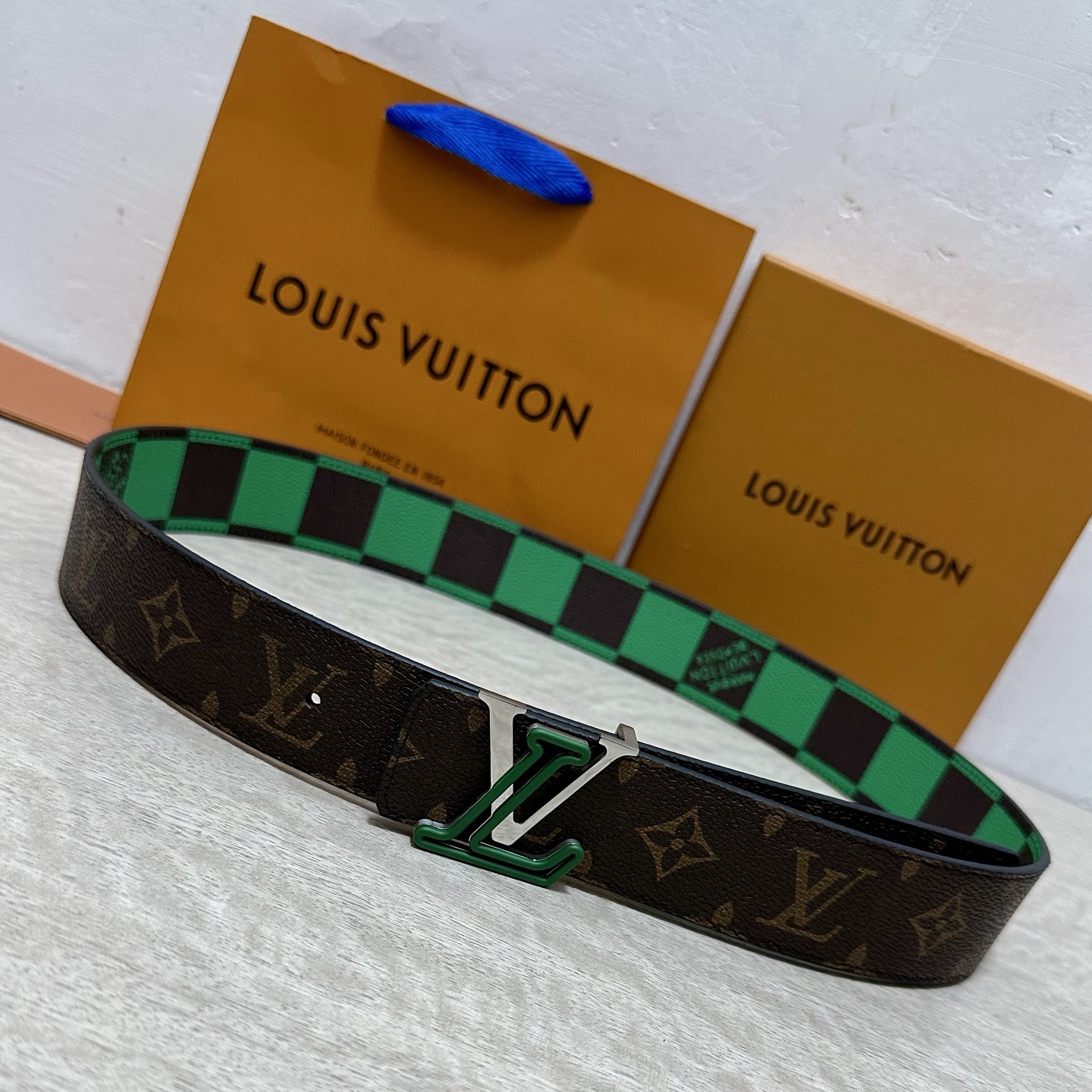 LV 宽4.0cm 双面腰带将两式经典融于一处。Monogram 印花瞩目放大，与焕新 Monogram