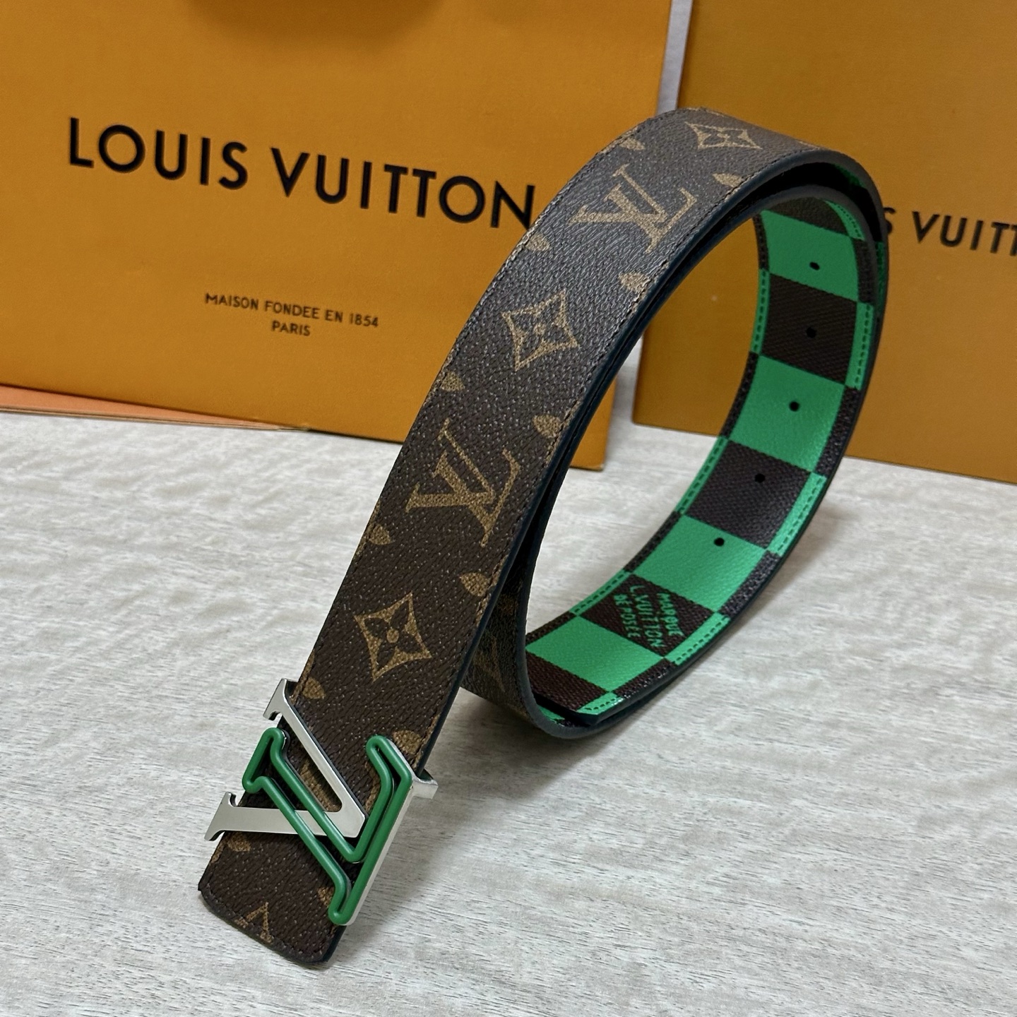 LV 宽4.0cm 双面腰带将两式经典融于一处。Monogram 印花瞩目放大，与焕新 Monogram