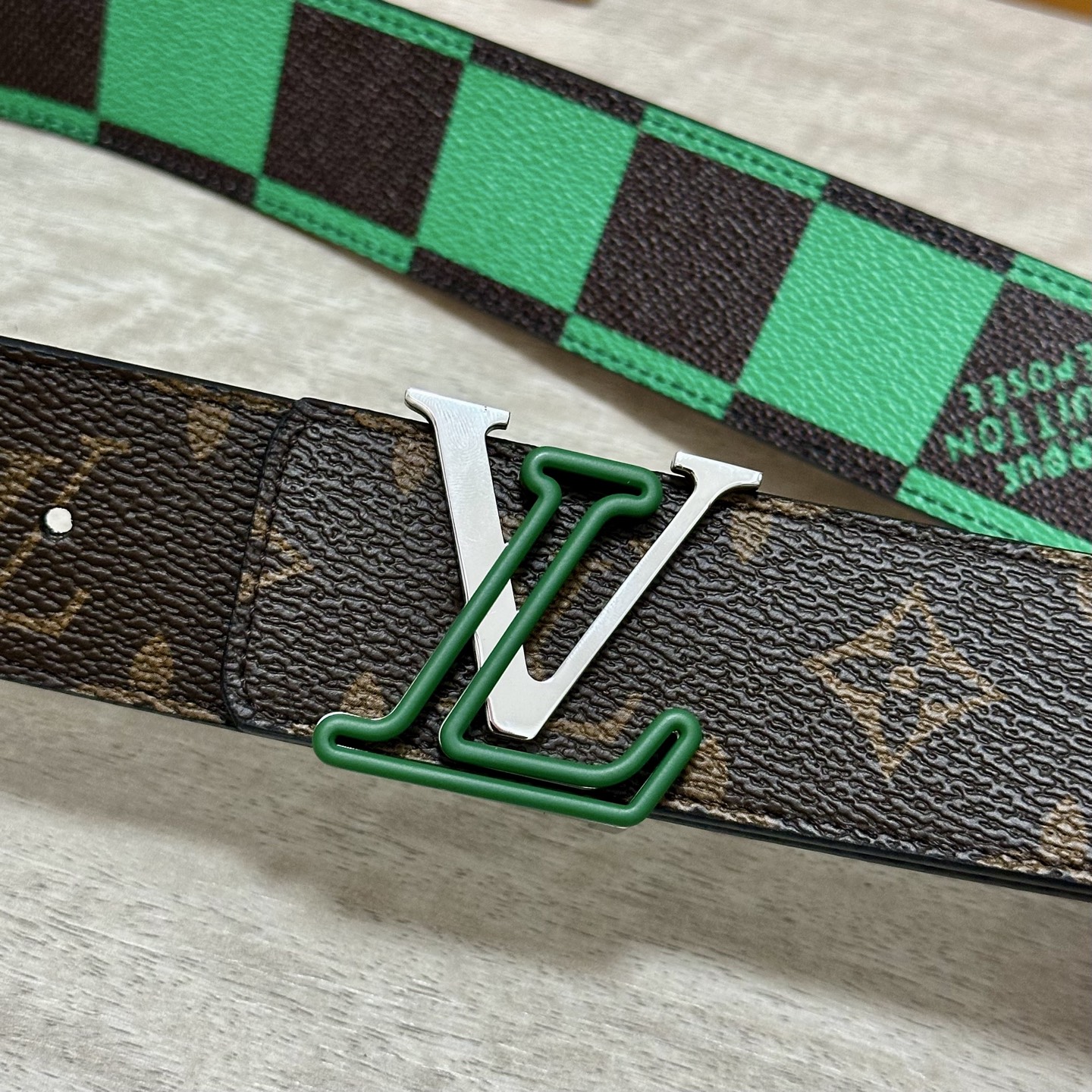 LV 宽4.0cm 双面腰带将两式经典融于一处。Monogram 印花瞩目放大，与焕新 Monogram