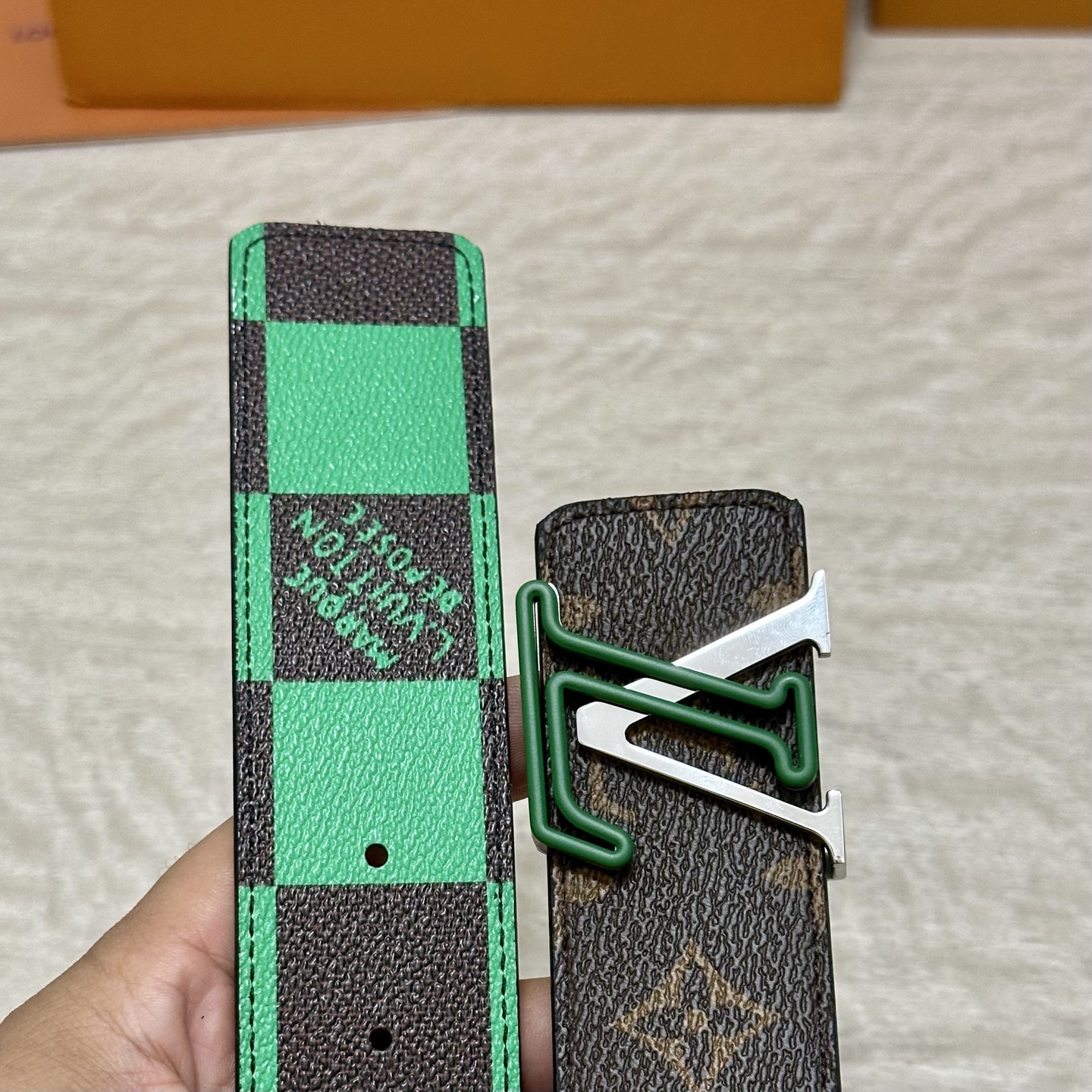 LV 宽4.0cm 双面腰带将两式经典融于一处。Monogram 印花瞩目放大，与焕新 Monogram