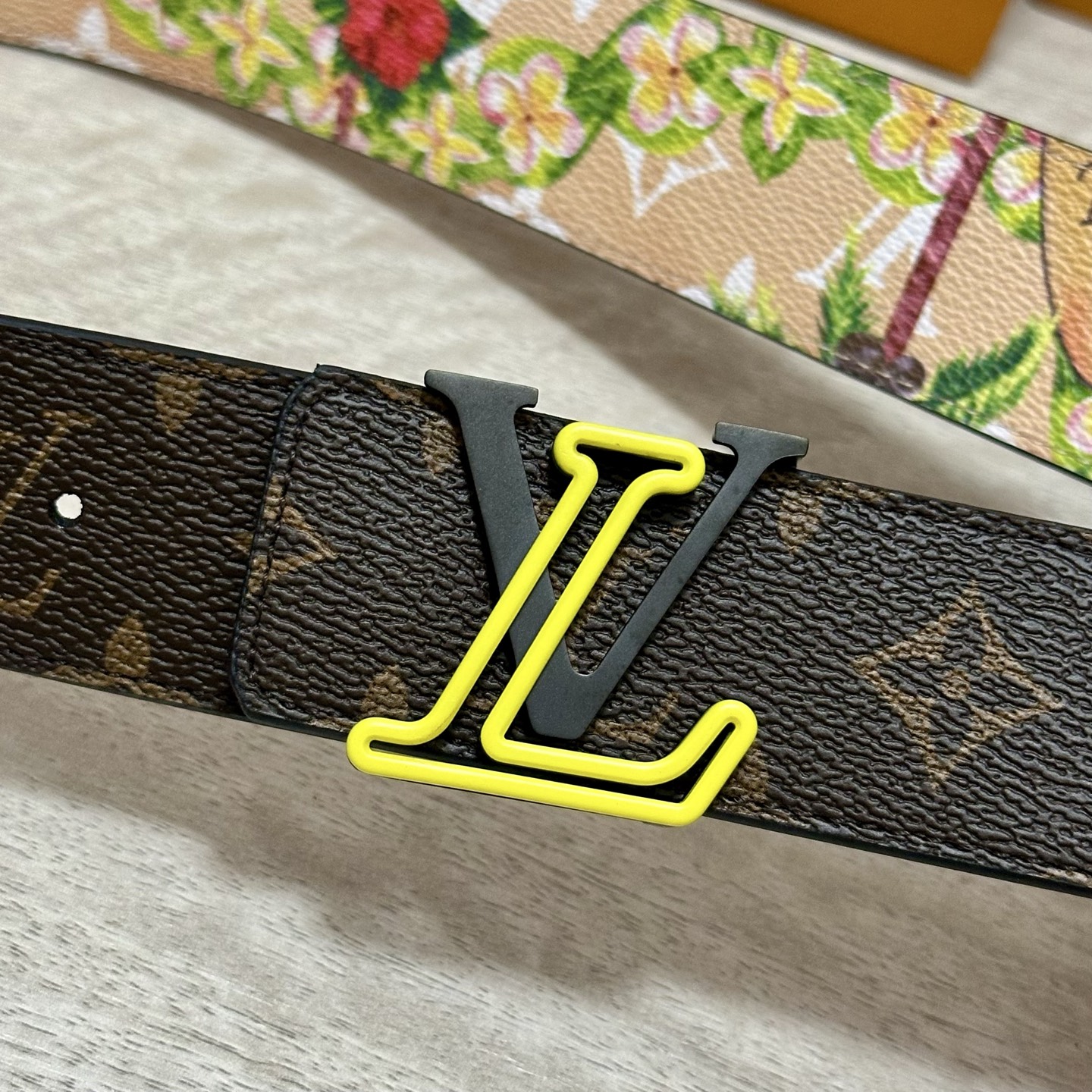 LV 宽4.0cm 双面腰带将两式经典融于一处。Monogram 印花瞩目放大，与焕新 Monogram