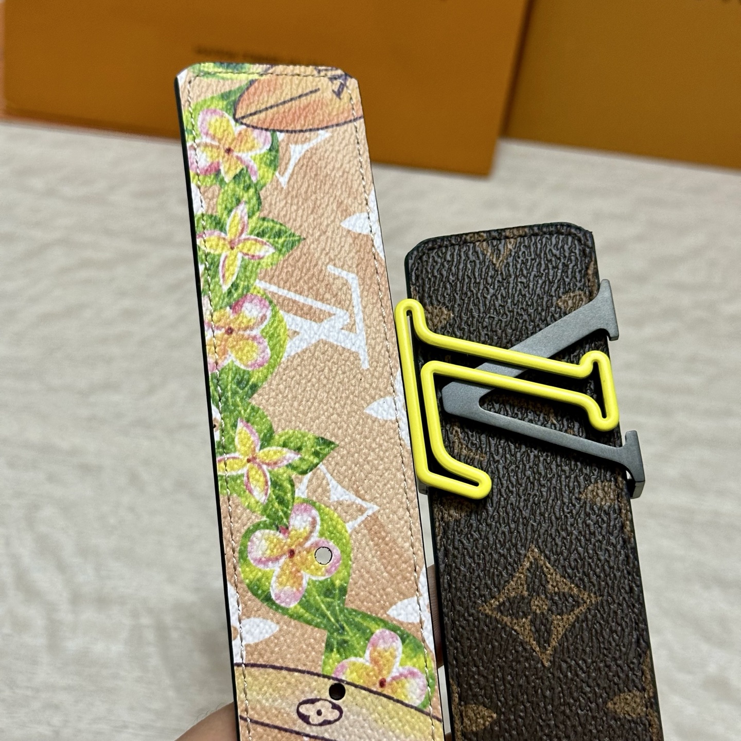 LV 宽4.0cm 双面腰带将两式经典融于一处。Monogram 印花瞩目放大，与焕新 Monogram