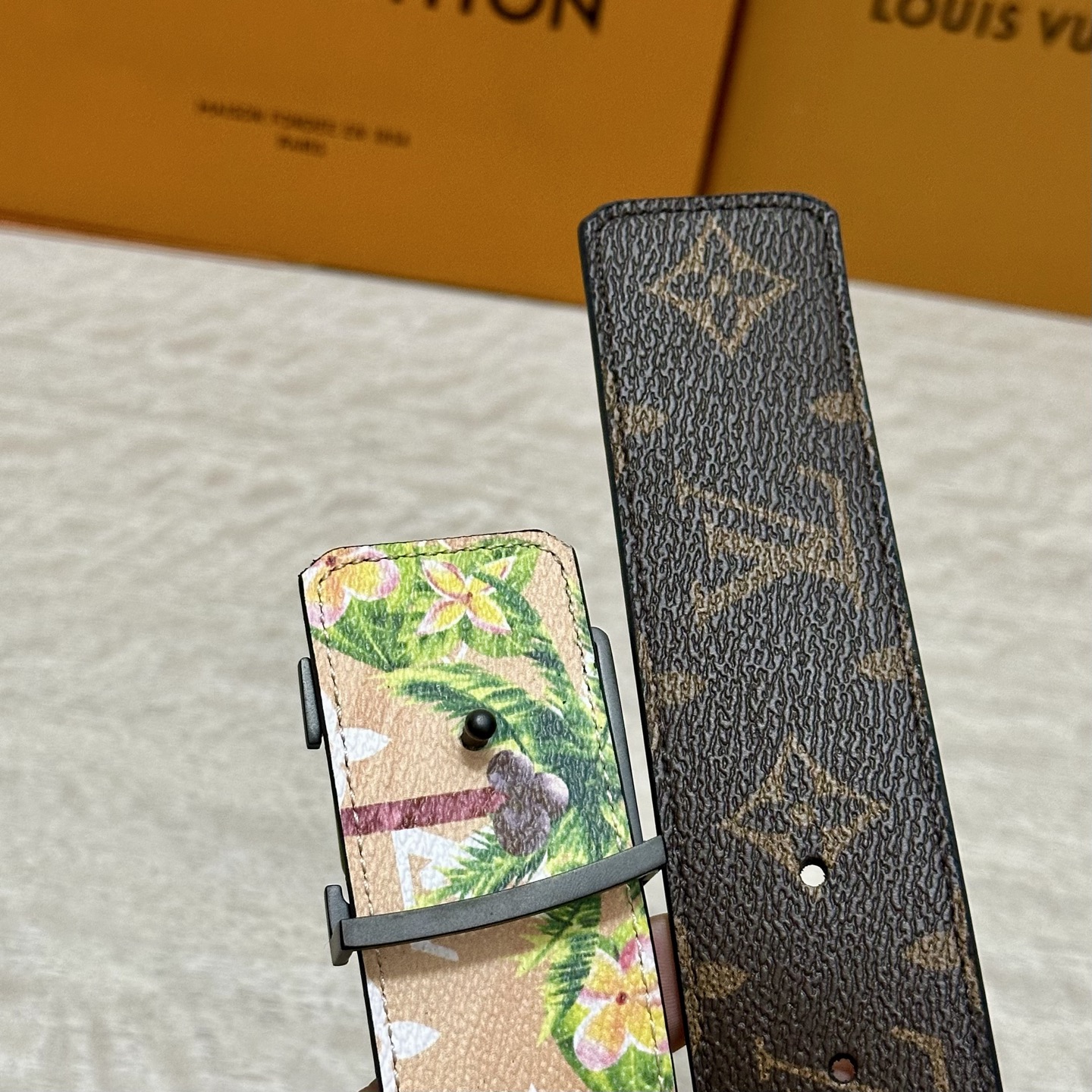 LV 宽4.0cm 双面腰带将两式经典融于一处。Monogram 印花瞩目放大，与焕新 Monogram