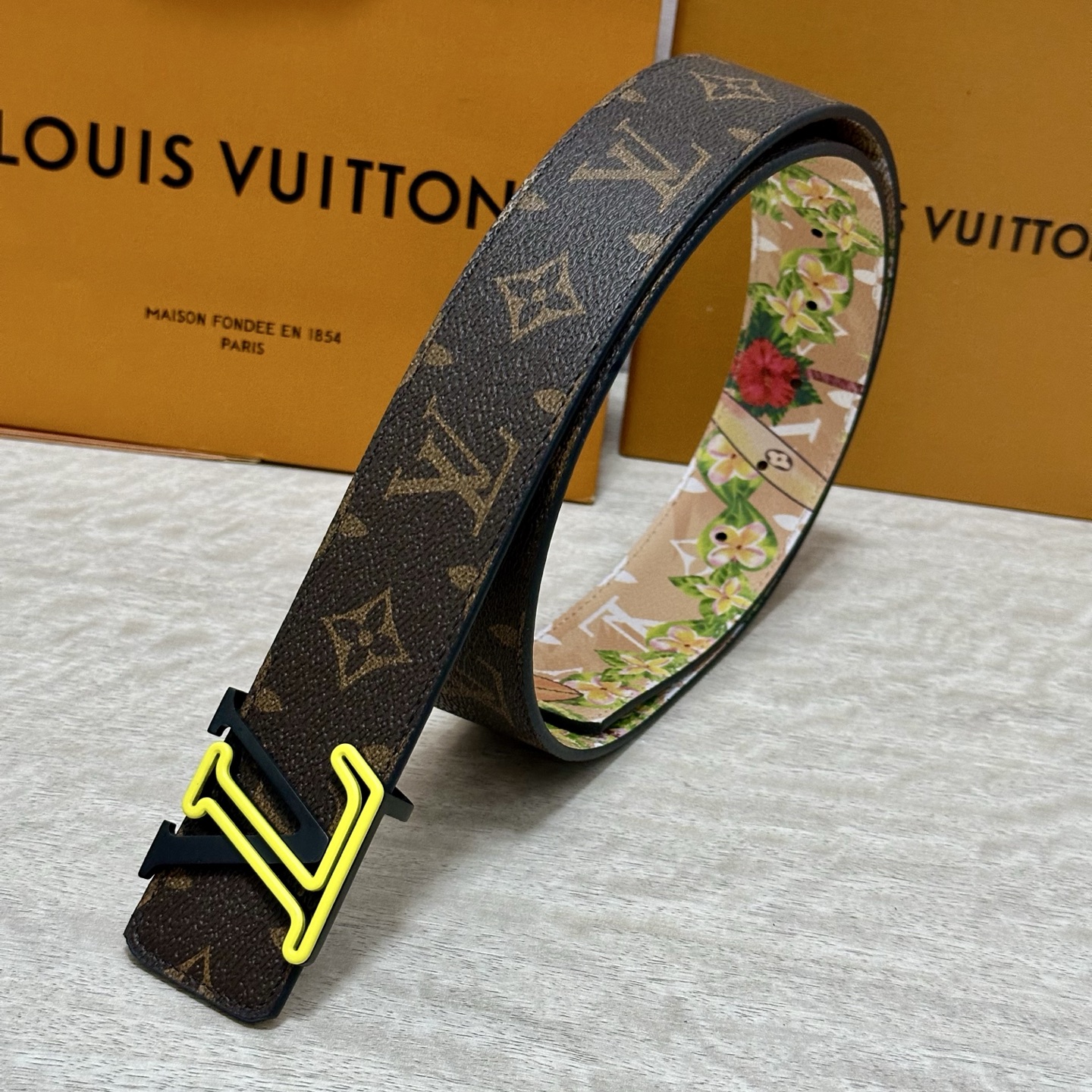 LV 宽4.0cm 双面腰带将两式经典融于一处。Monogram 印花瞩目放大，与焕新 Monogram