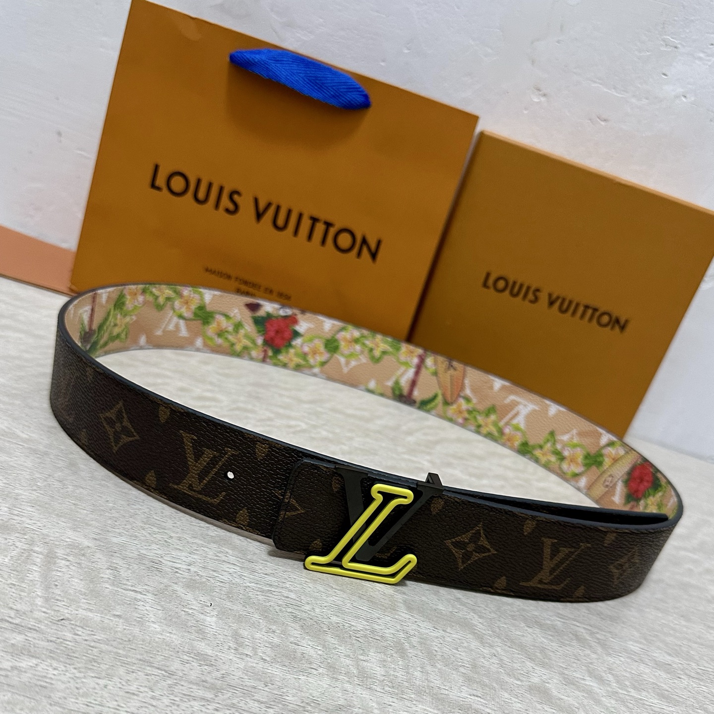 LV 宽4.0cm 双面腰带将两式经典融于一处。Monogram 印花瞩目放大，与焕新 Monogram