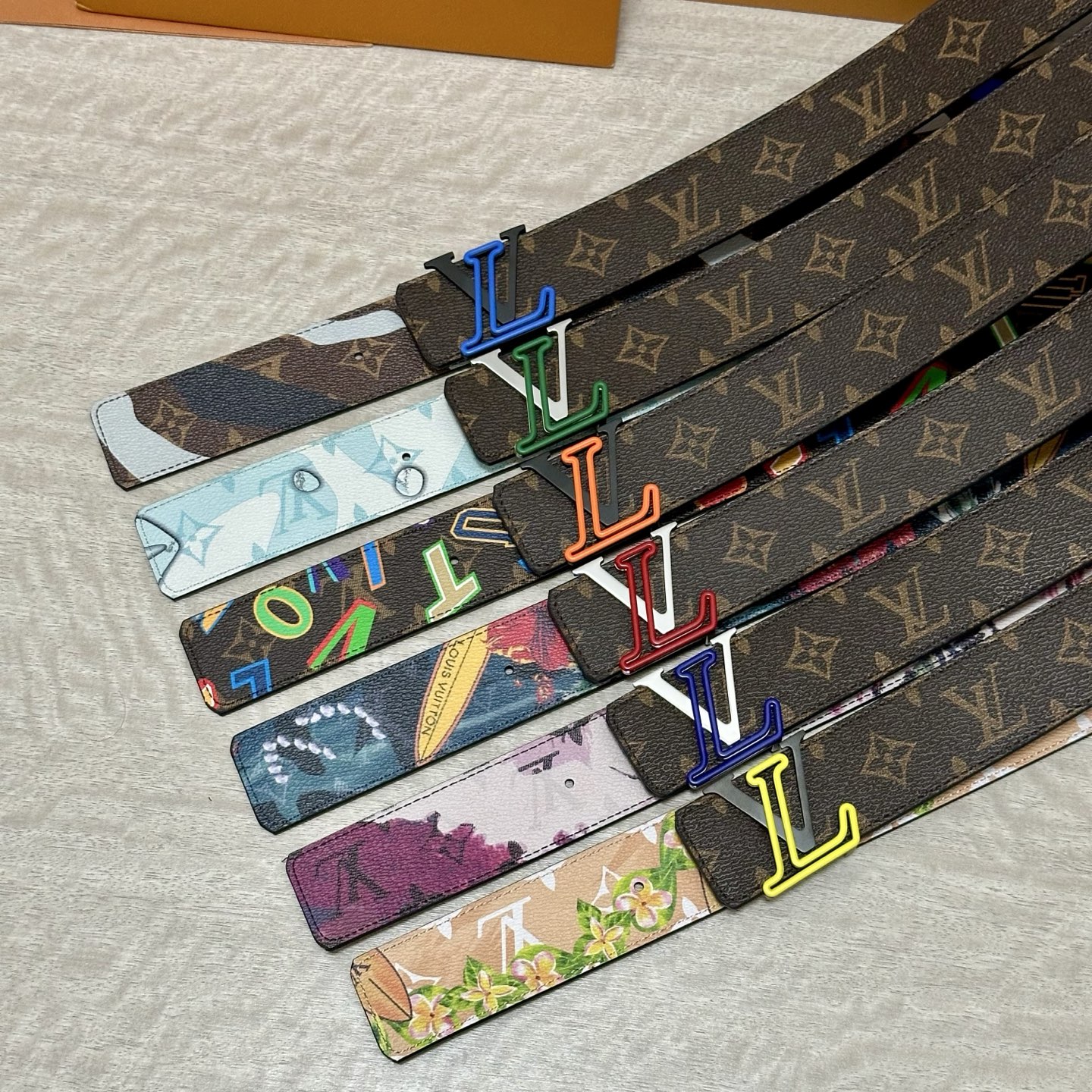LV 宽4.0cm 双面腰带将两式经典融于一处。Monogram 印花瞩目放大，与焕新 Monogram