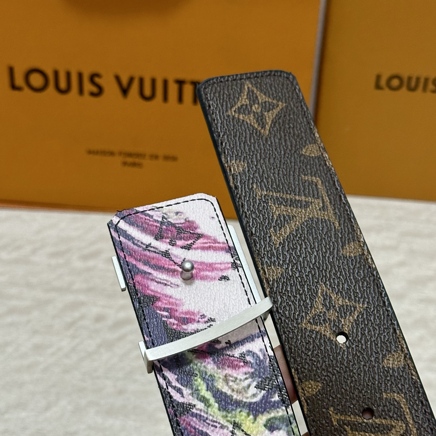 LV 宽4.0cm 双面腰带将两式经典融于一处。Monogram 印花瞩目放大，与焕新 Monogram