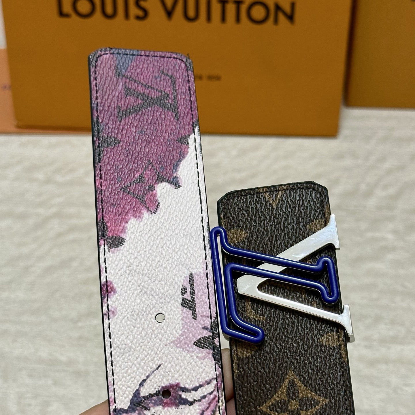 LV 宽4.0cm 双面腰带将两式经典融于一处。Monogram 印花瞩目放大，与焕新 Monogram