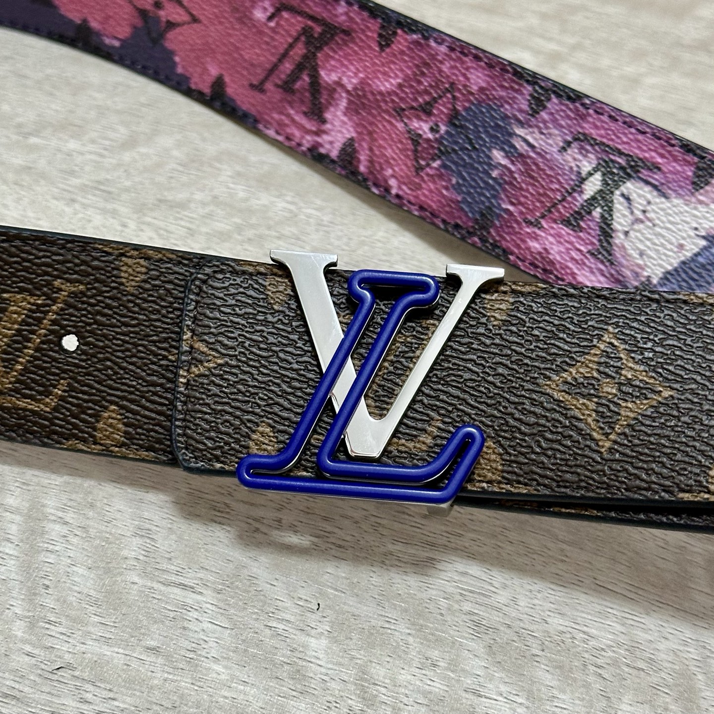 LV 宽4.0cm 双面腰带将两式经典融于一处。Monogram 印花瞩目放大，与焕新 Monogram