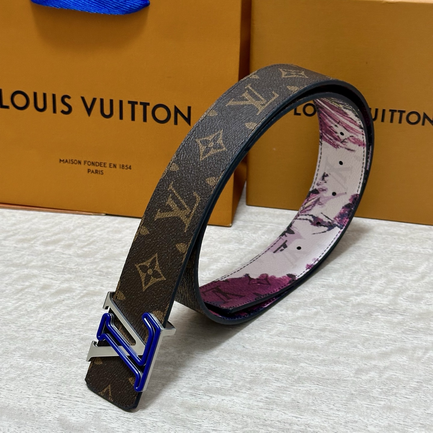 LV 宽4.0cm 双面腰带将两式经典融于一处。Monogram 印花瞩目放大，与焕新 Monogram