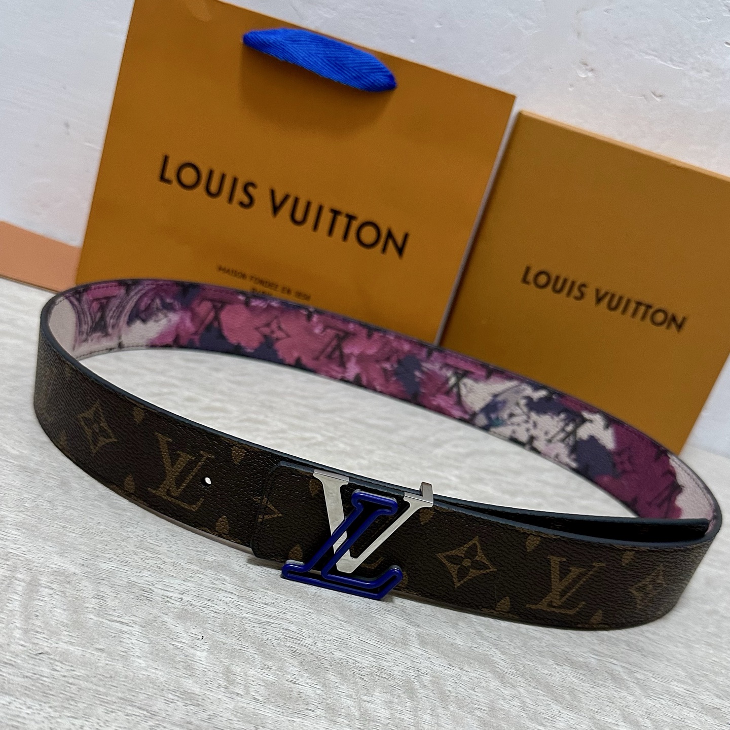LV 宽4.0cm 双面腰带将两式经典融于一处。Monogram 印花瞩目放大，与焕新 Monogram