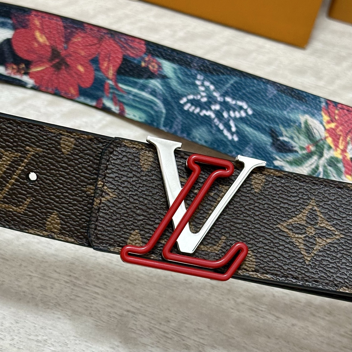 LV 宽4.0cm 双面腰带将两式经典融于一处。Monogram 印花瞩目放大，与焕新 Monogram