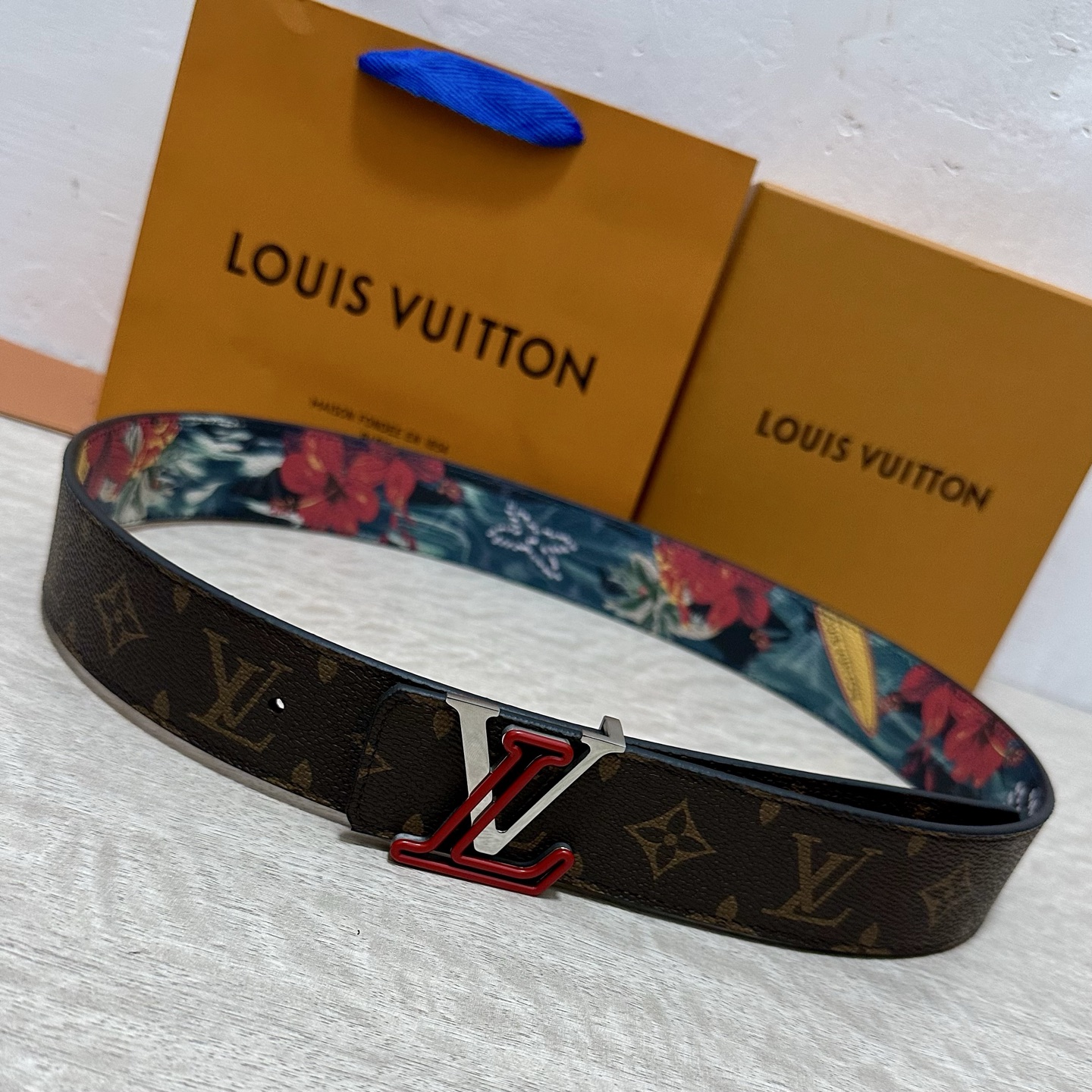 LV 宽4.0cm 双面腰带将两式经典融于一处。Monogram 印花瞩目放大，与焕新 Monogram