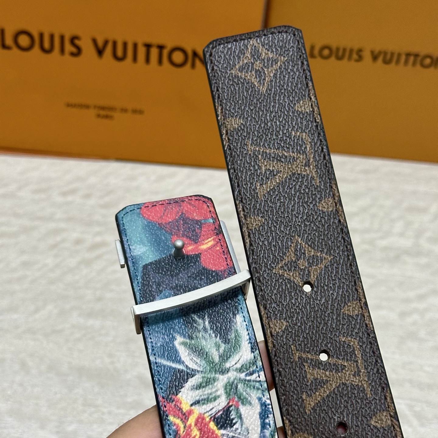 LV 宽4.0cm 双面腰带将两式经典融于一处。Monogram 印花瞩目放大，与焕新 Monogram