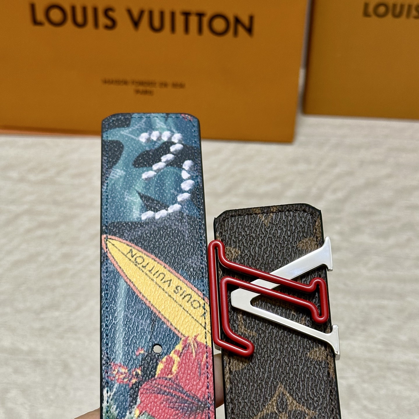 LV 宽4.0cm 双面腰带将两式经典融于一处。Monogram 印花瞩目放大，与焕新 Monogram
