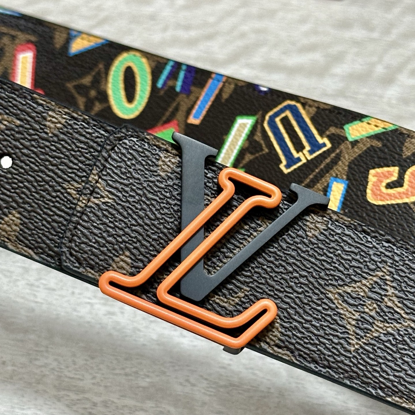LV 宽4.0cm 双面腰带将两式经典融于一处。Monogram 印花瞩目放大，与焕新 Monogram