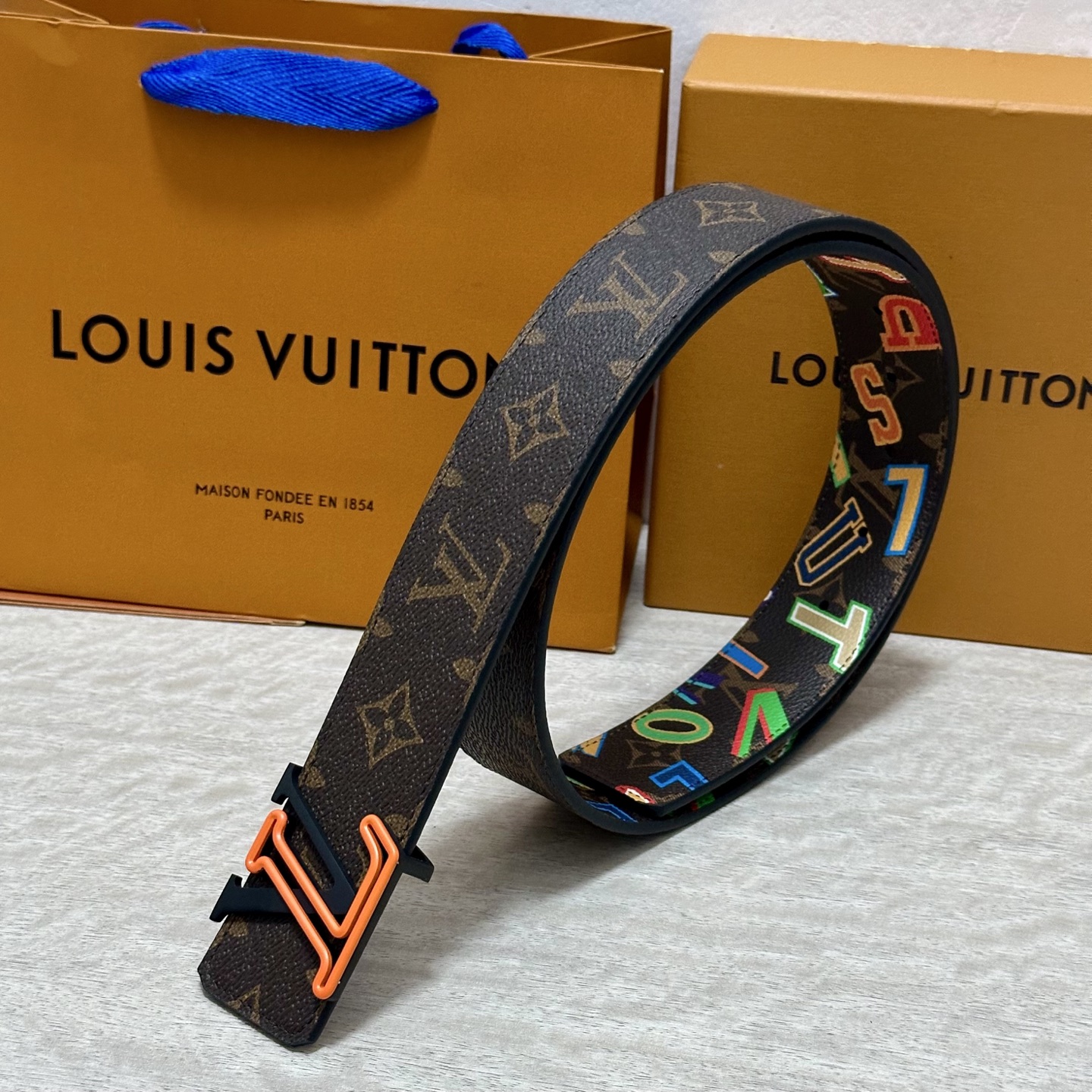 LV 宽4.0cm 双面腰带将两式经典融于一处。Monogram 印花瞩目放大，与焕新 Monogram