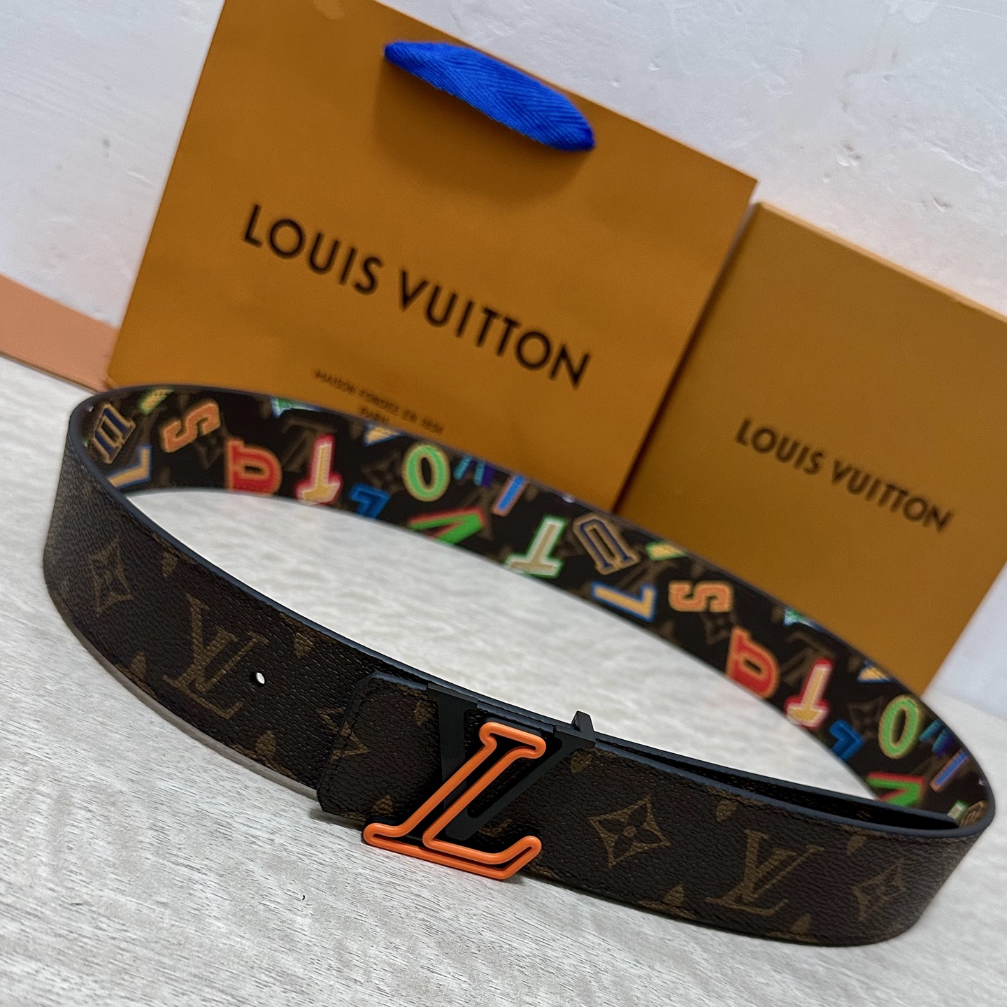 LV 宽4.0cm 双面腰带将两式经典融于一处。Monogram 印花瞩目放大，与焕新 Monogram